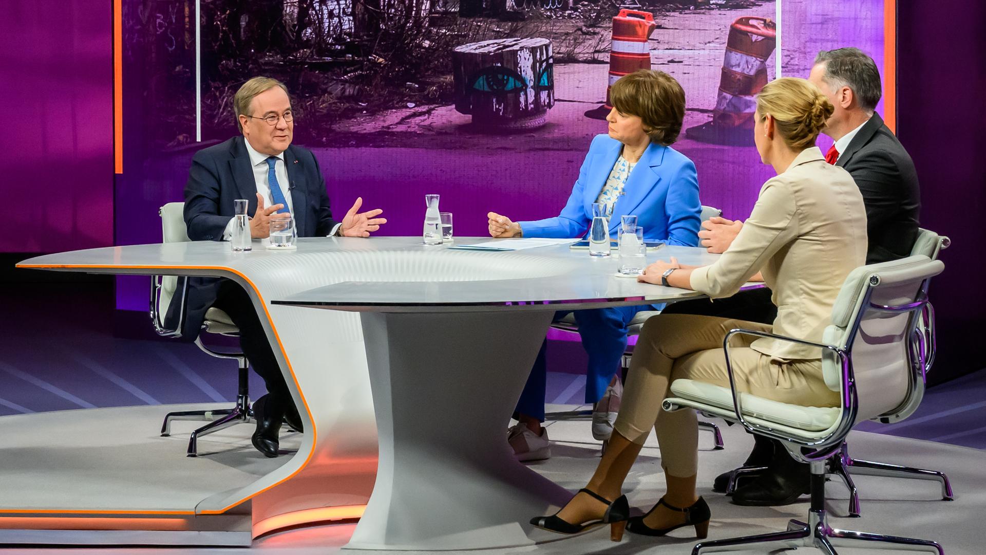Zu Gast bei Maybrit Illner: Armin Laschet, Maybrit Illner, Frederik Pleitgen, Stormy-Annika Mildner, Michael Mittermeier