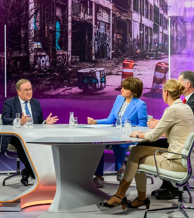 Zu Gast bei Maybrit Illner: Armin Laschet, Maybrit Illner, Frederik Pleitgen, Stormy-Annika Mildner, Michael Mittermeier