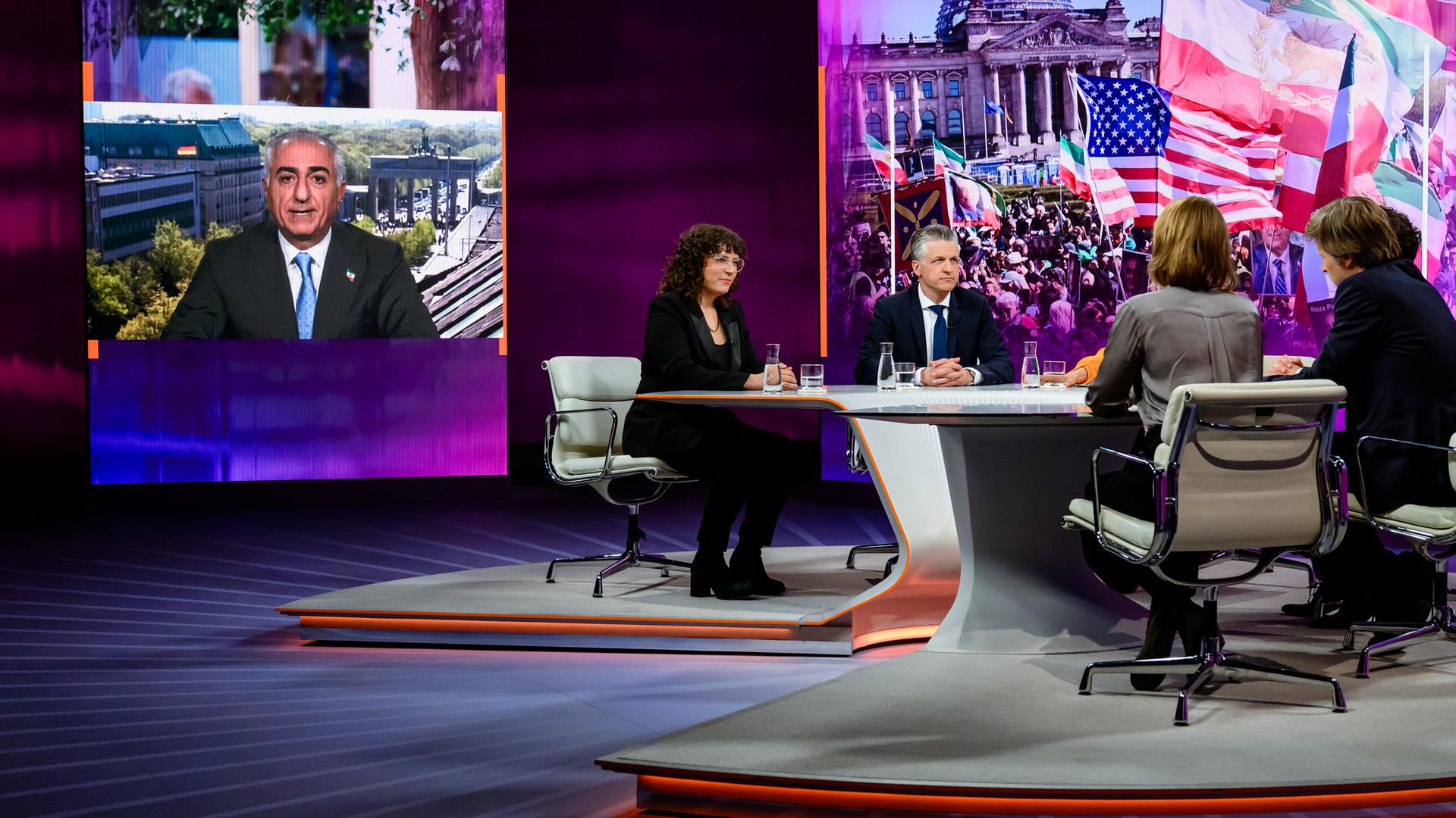 Von links: Isabella M. Weber, Thorsten Frei, Maybrit Illner, Felix Banaszak, Moritz Schularick, Helene Bubrowski