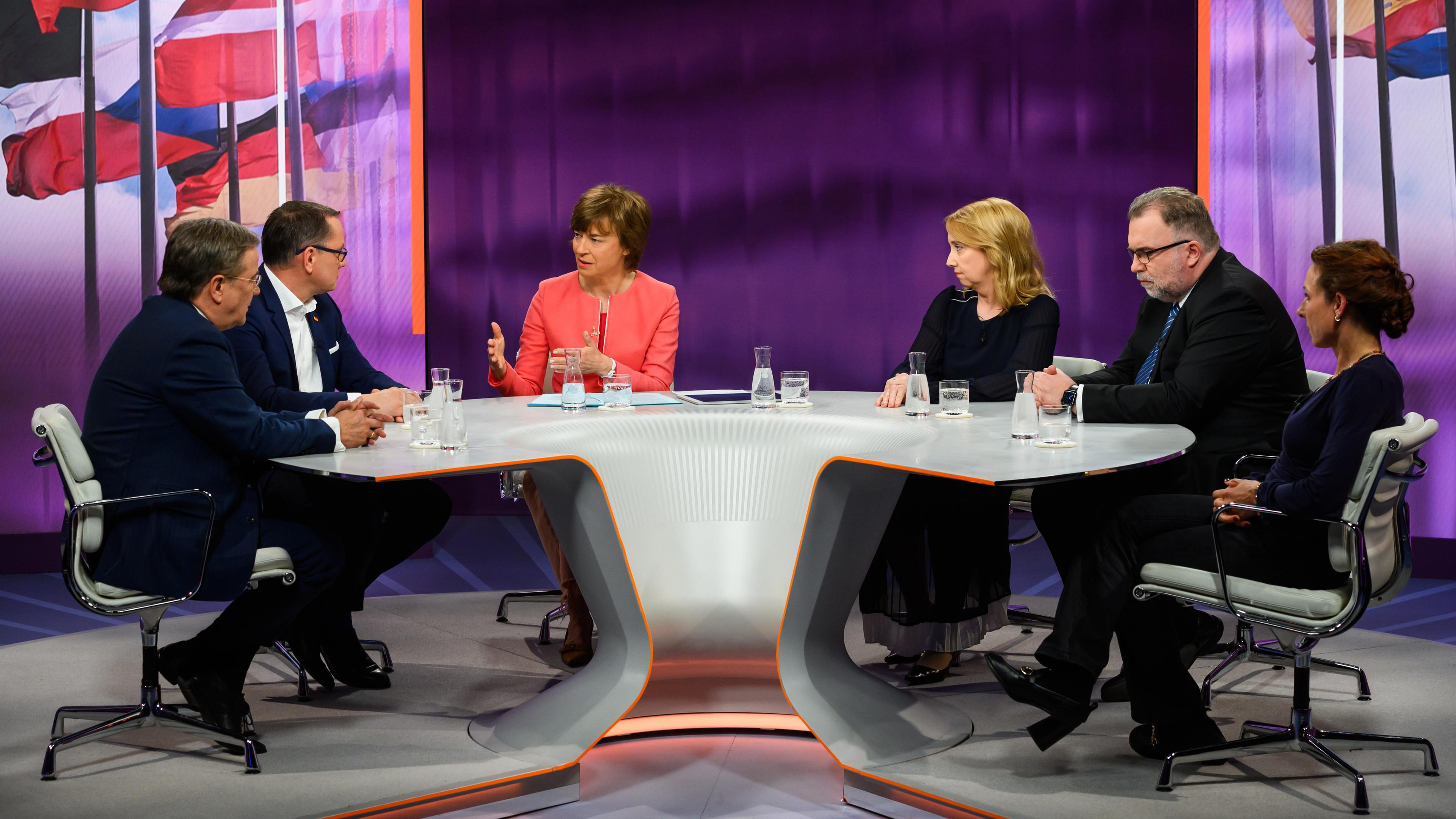 Von links: Armin Laschet, Tino Chrupalla, Maybrit Illner, Melanie Amann, Siegfried Russwurm, Juli Zeh