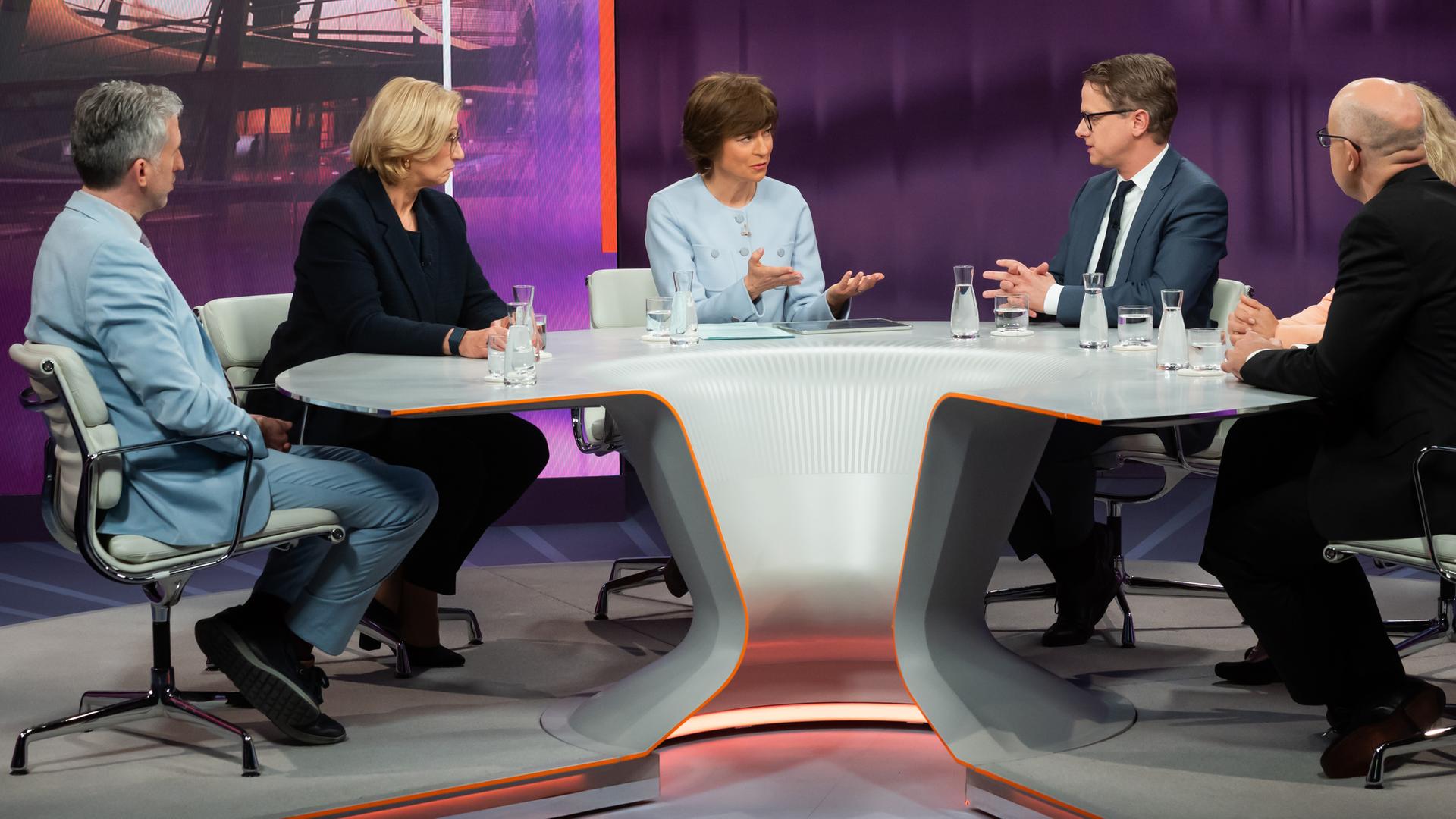 v.l.: Boris Palmer, Anke Rehlinger, Maybrit Illner, Carsten LinnemannKristina Dunz, Gabriel Felbermayr