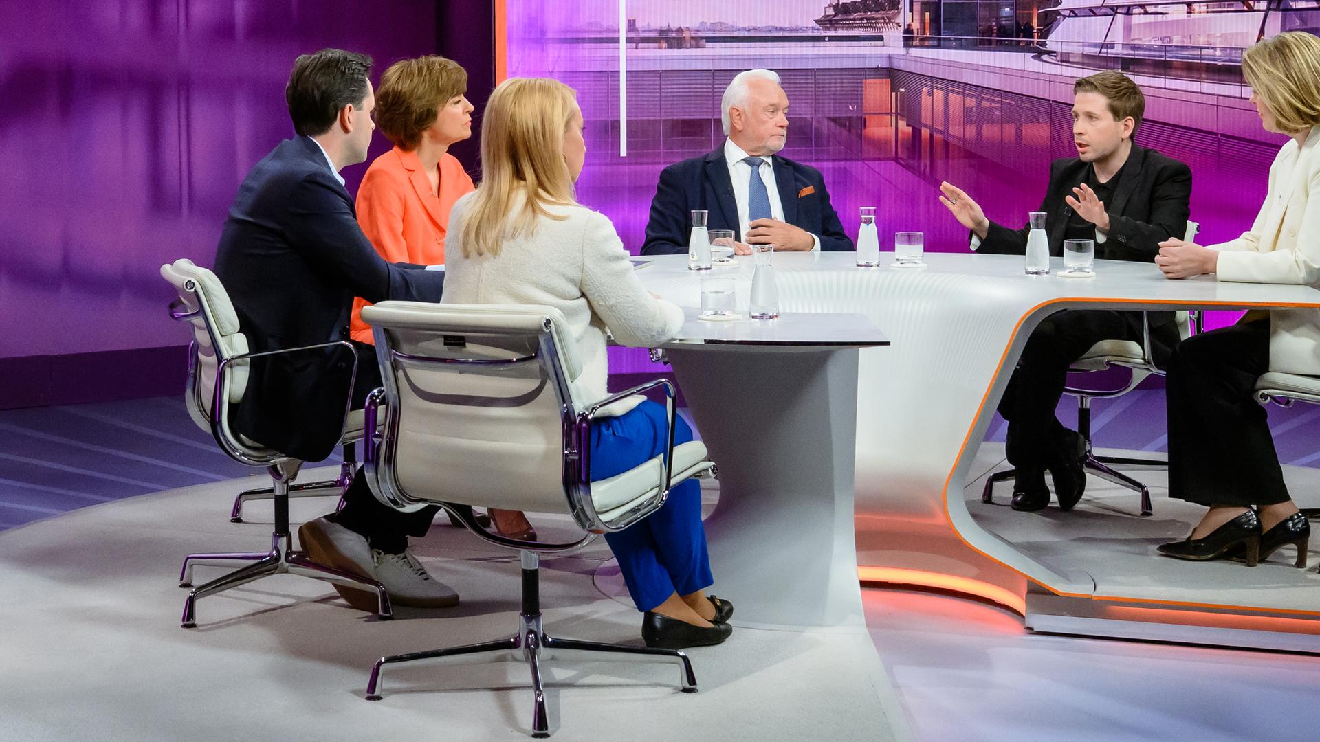 Maybrit Illner diskutiert im Studio mit Johannes Winkel, Wolfgang Kubicki, Kevin Kühnert, Melanie Amann, Helena Melnikov