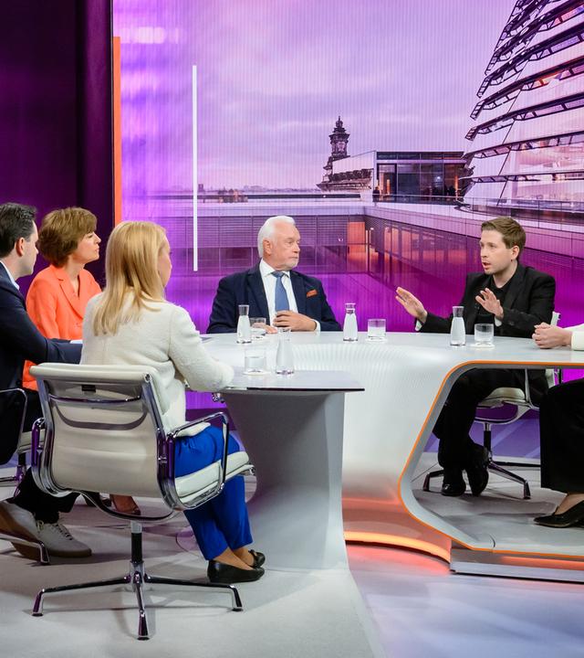 Maybrit Illner diskutiert im Studio mit Johannes Winkel, Wolfgang Kubicki, Kevin Kühnert, Melanie Amann, Helena Melnikov
