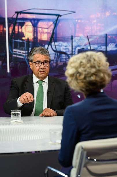 Von links:Ben Hodges, Sigmar Gabriel, Maybrit Illner, Roderich Kiesewetter, Sabine FischerSchalte: Mychajlo Podoljak