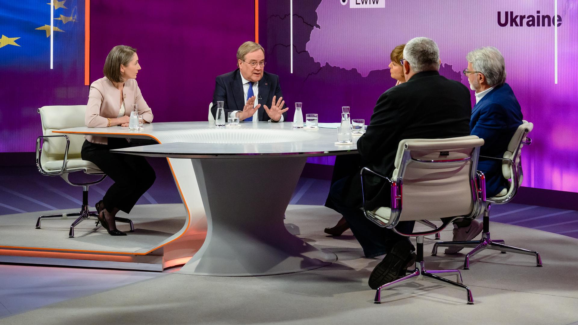 Von links: Claudia Major, Armin Laschet, Maybrit Illner, Rüdiger Bachmann, Wolfgang Merkel