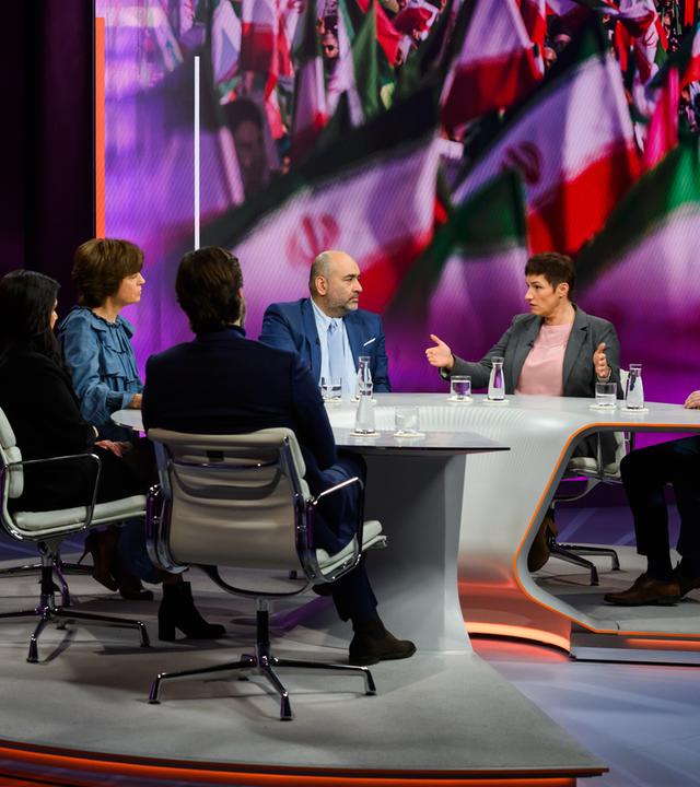 Zu Gast bei Maybrit Illner im Studio: v.l. Frank Sauer, Mariam Claren, Omid Nouripour, Nicole Deitelhoff, Guido Steinberg