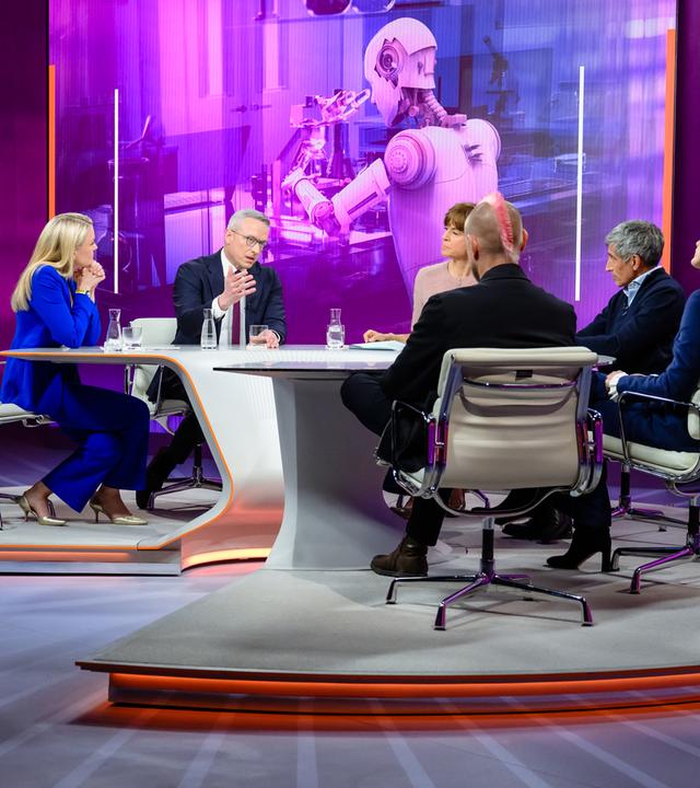 Maybrit Illner diskutiert im Studio mit Sarah Tacke, Karsten Wildberger, Sascha Lobo, Ranga Yogeshwar und Jeannette zu Fürstenberg