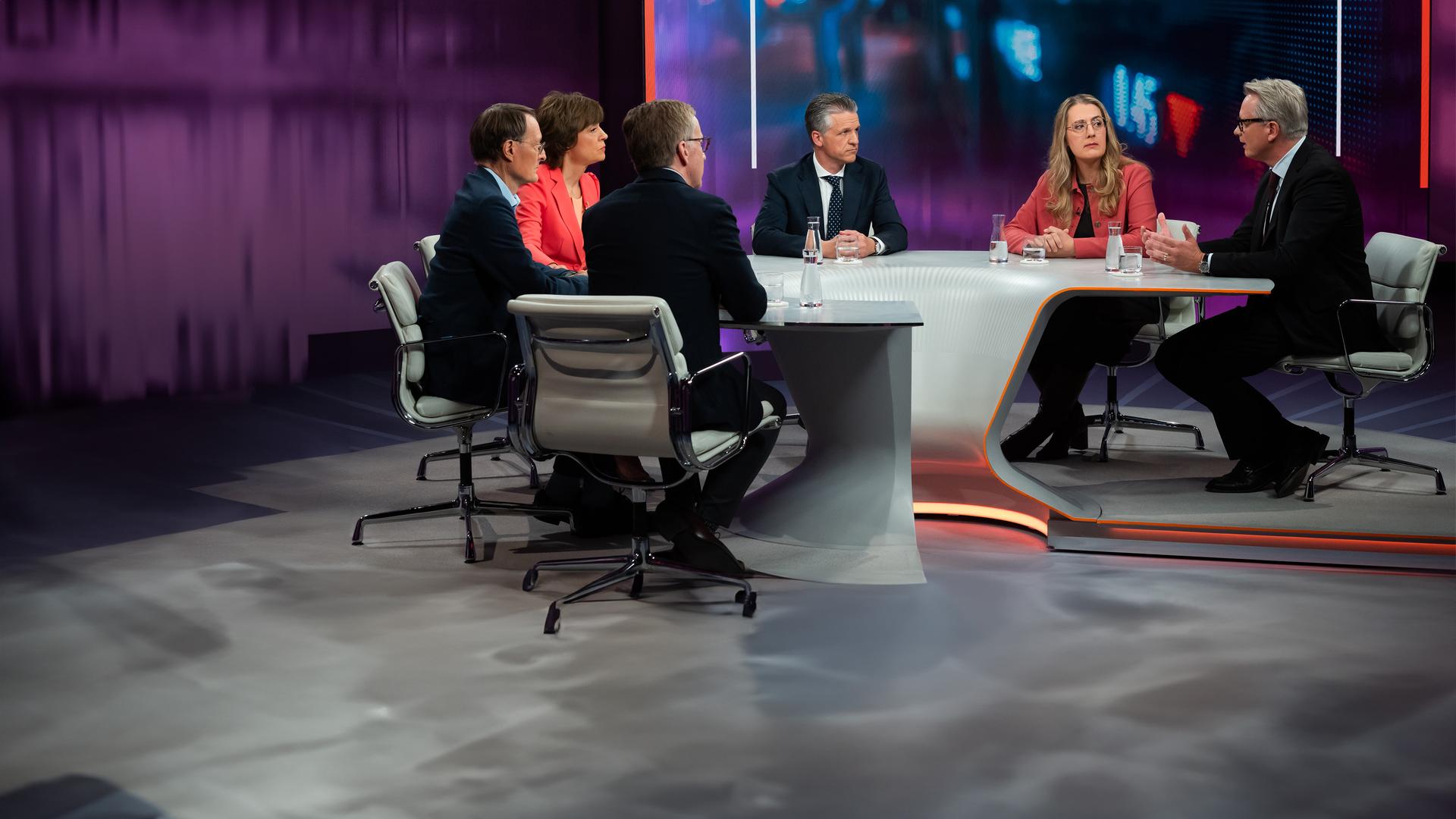v.l.: Michael Hüther, Karl Lauterbach, Maybrit Illner, Thorsten Frei, Katharina Dröge, Gerald Traufetter
