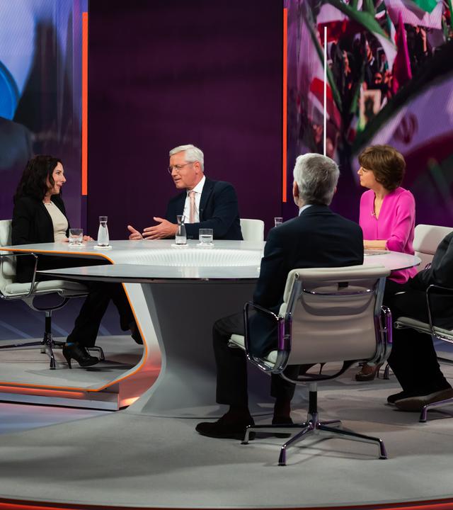 v.l.: Juli Zeh,Norbert Röttgen, Maybrit Illner, Sigmar Gabriel und Carlo Masala 