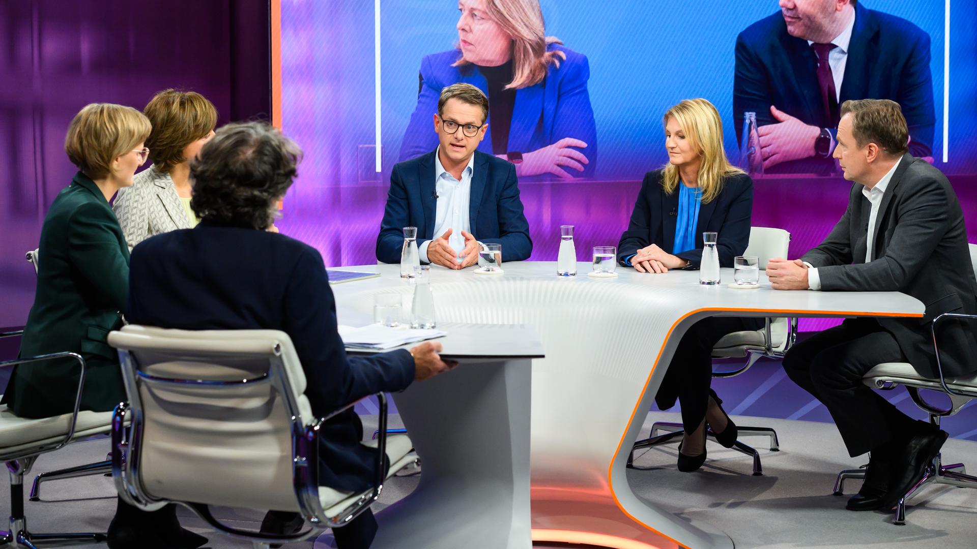 Zu Gast bei Maybrit Illner sind der CDU-Generalsekretär Carsten Linnemann, die Grünenvorsitzende Franziska Brantner, Jens Südekum, Ökonom und persönlicher Beauftragter für die gesamtwirtschaftliche Entwicklung des Bundesfinanzministers, und die Journalisten Giovanni di Lorenzo (Chefredakteur „Die Zeit“) und Kerstin Münstermann (Leiterin der Parlamentsredaktion „Rheinische Post“). 