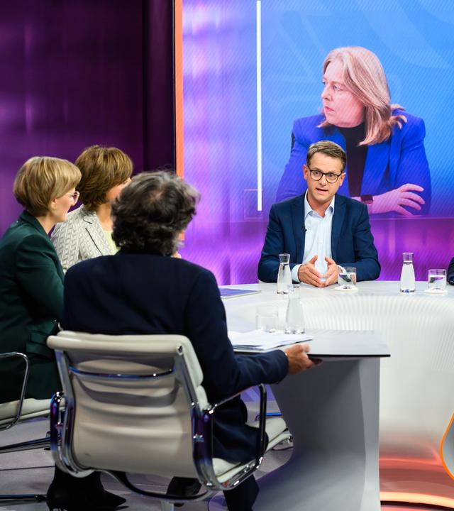 Zu Gast bei Maybrit Illner sind der CDU-Generalsekretär Carsten Linnemann, die Grünenvorsitzende Franziska Brantner, Jens Südekum, Ökonom und persönlicher Beauftragter für die gesamtwirtschaftliche Entwicklung des Bundesfinanzministers, und die Journalisten Giovanni di Lorenzo (Chefredakteur „Die Zeit“) und Kerstin Münstermann (Leiterin der Parlamentsredaktion „Rheinische Post“). 