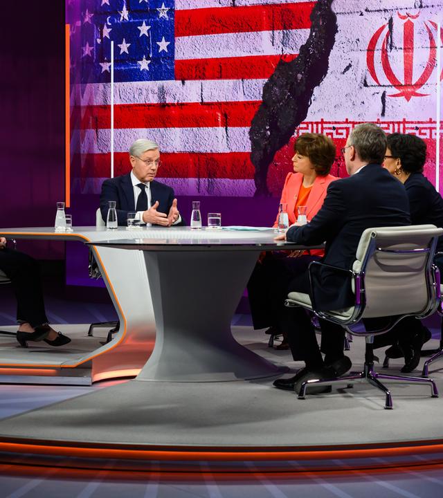 v.l.: Bente Scheller, Norbert Röttgen, Maybrit Illner, Mariam Lau, Lars FeldSchalte: Ben Hodges