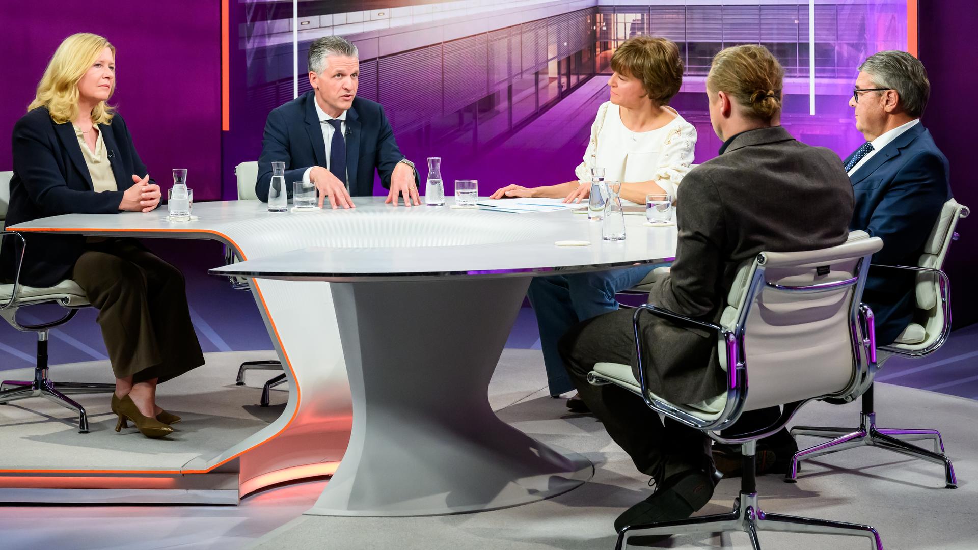Zu Gast bei Maybrit Illner sind Eva Quadbeck, Thorsten Frei, Sigmar Gabriel und Christian Stecker