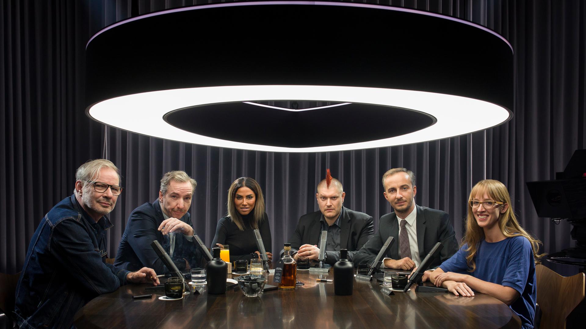 Alle am Gesprächstisch - Schulz & Böhmermann Folge 13 - Leander Haußmann, Olli Schulz, Sabrina Setlur, Sascha Lobo, Jan Böhmermann und Insa Thiele-Eich