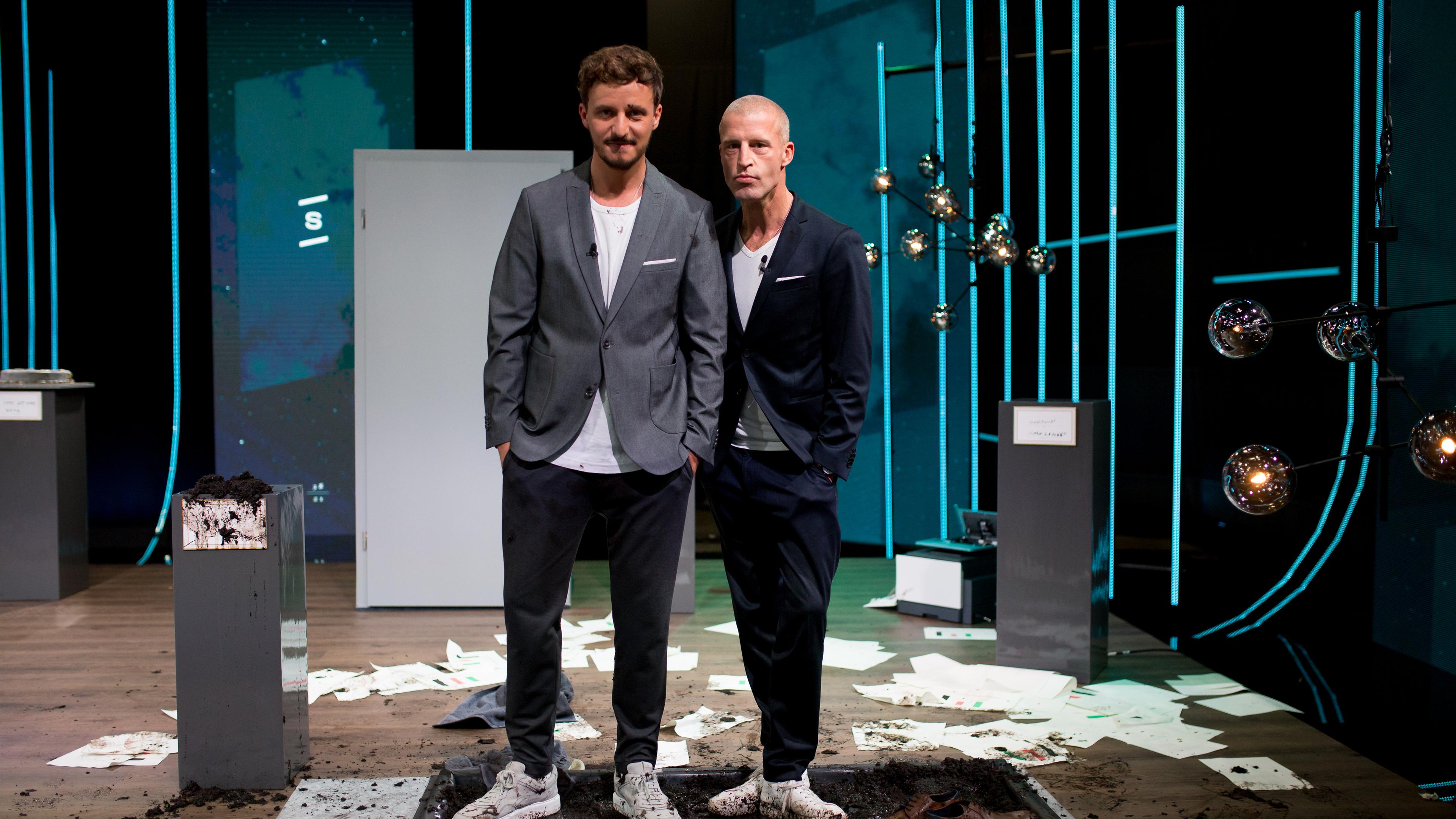 Tommi Schmitt (links) begrüßt in der ZDFneo Late Night Show "Studio Schmitt" Autor und Beobachter Benjamin von Stuckrad-Barre