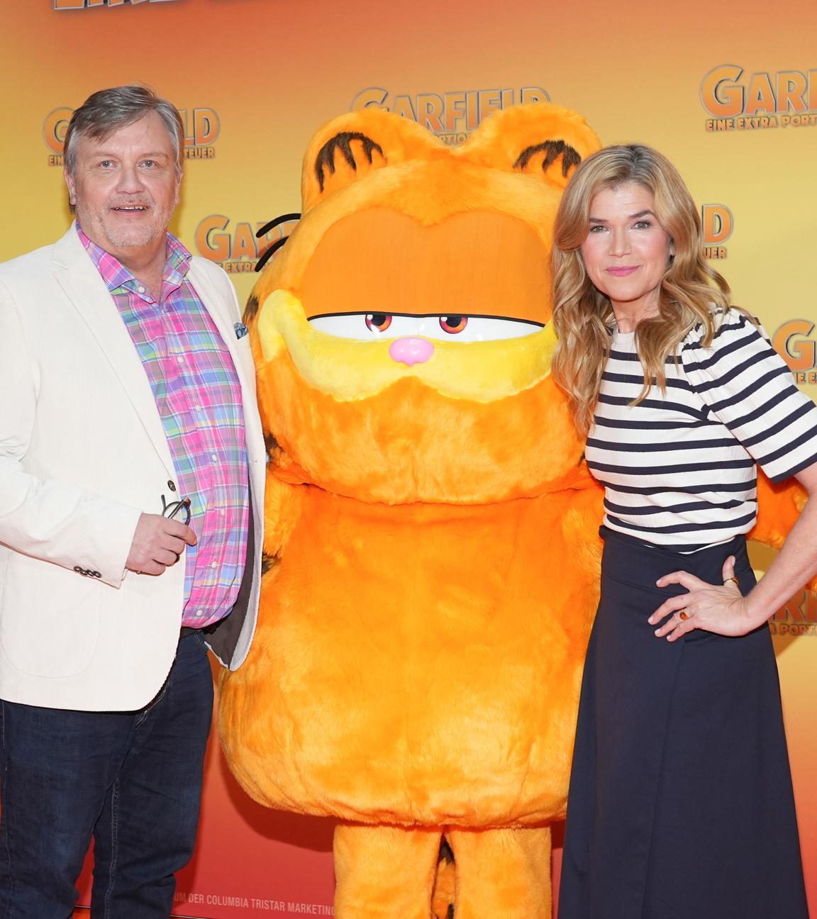 Hape Kerkeling und Anke Engelke posieren bei der Filmpremiere mit Garfield