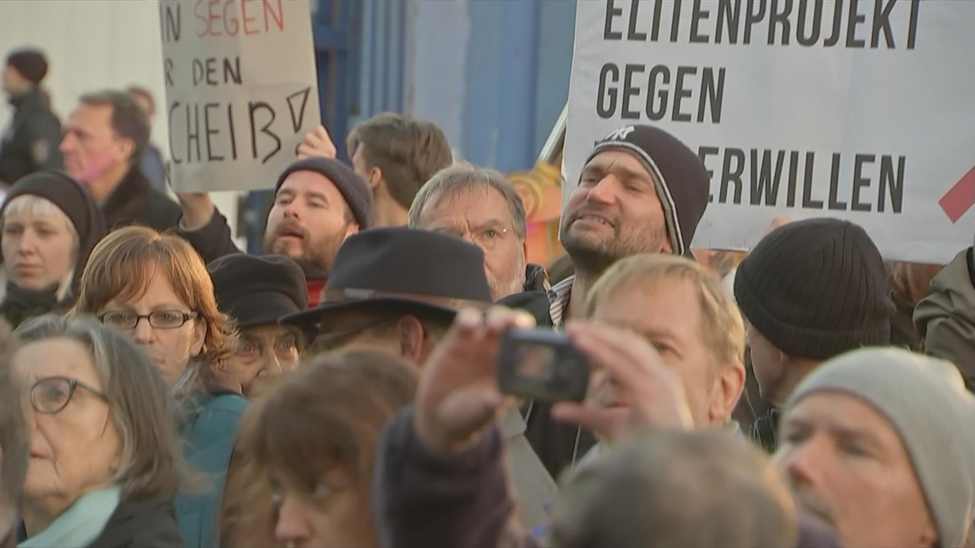 Protest gegen Einweihung der Garnisonkirche in Potsdam