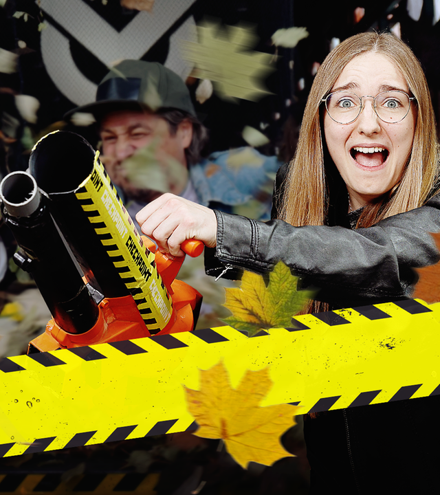 Checkpoint: Cem, Felix und Tommy Scheel kneifen die Augen zusammen, während vor ihnen Herbstblätter wirbeln und Laura einen Laubbläser in der Hand hält. 