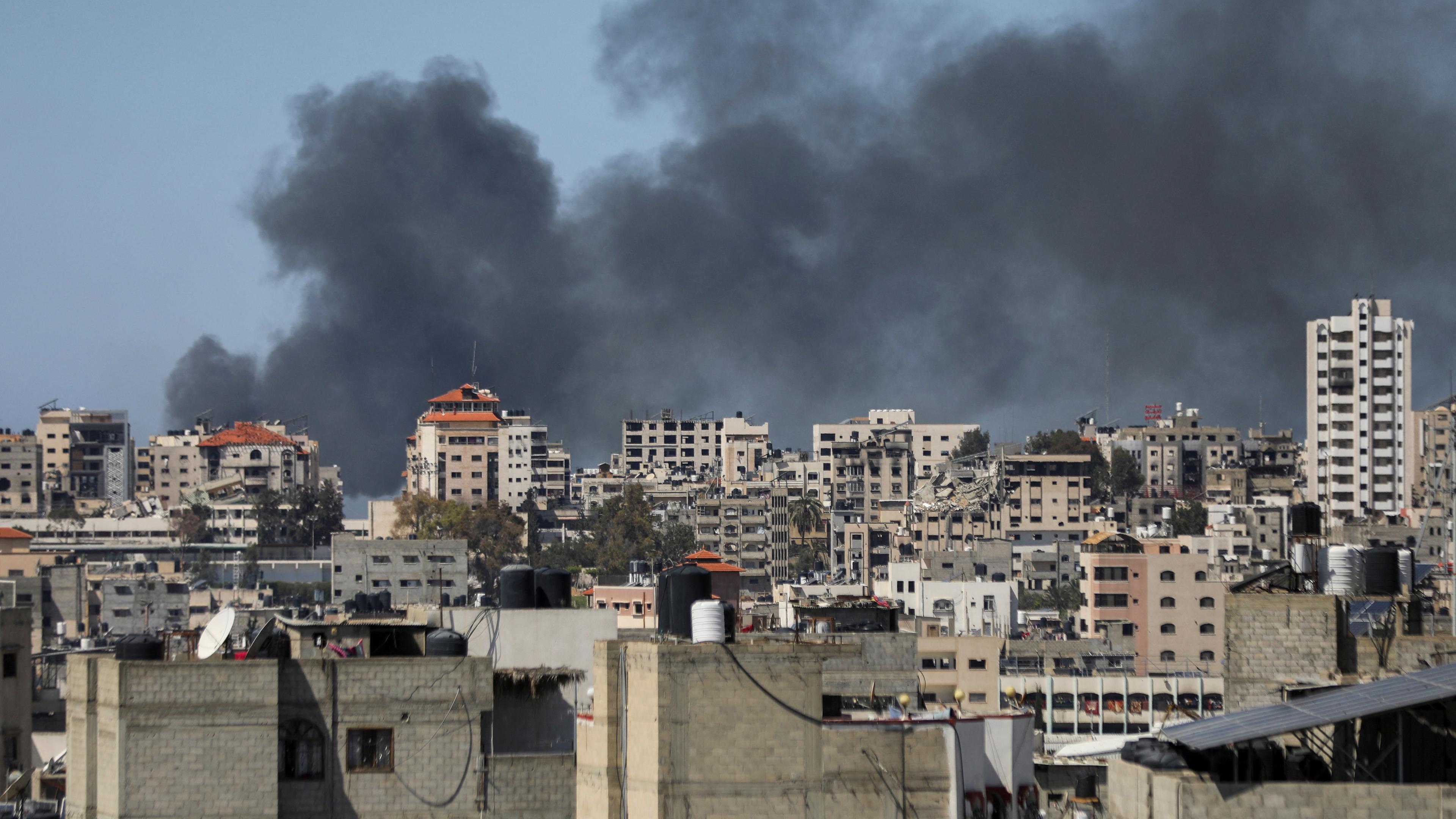 Rauch steigt über dem Al-Shifa-Krankenhaus auf.