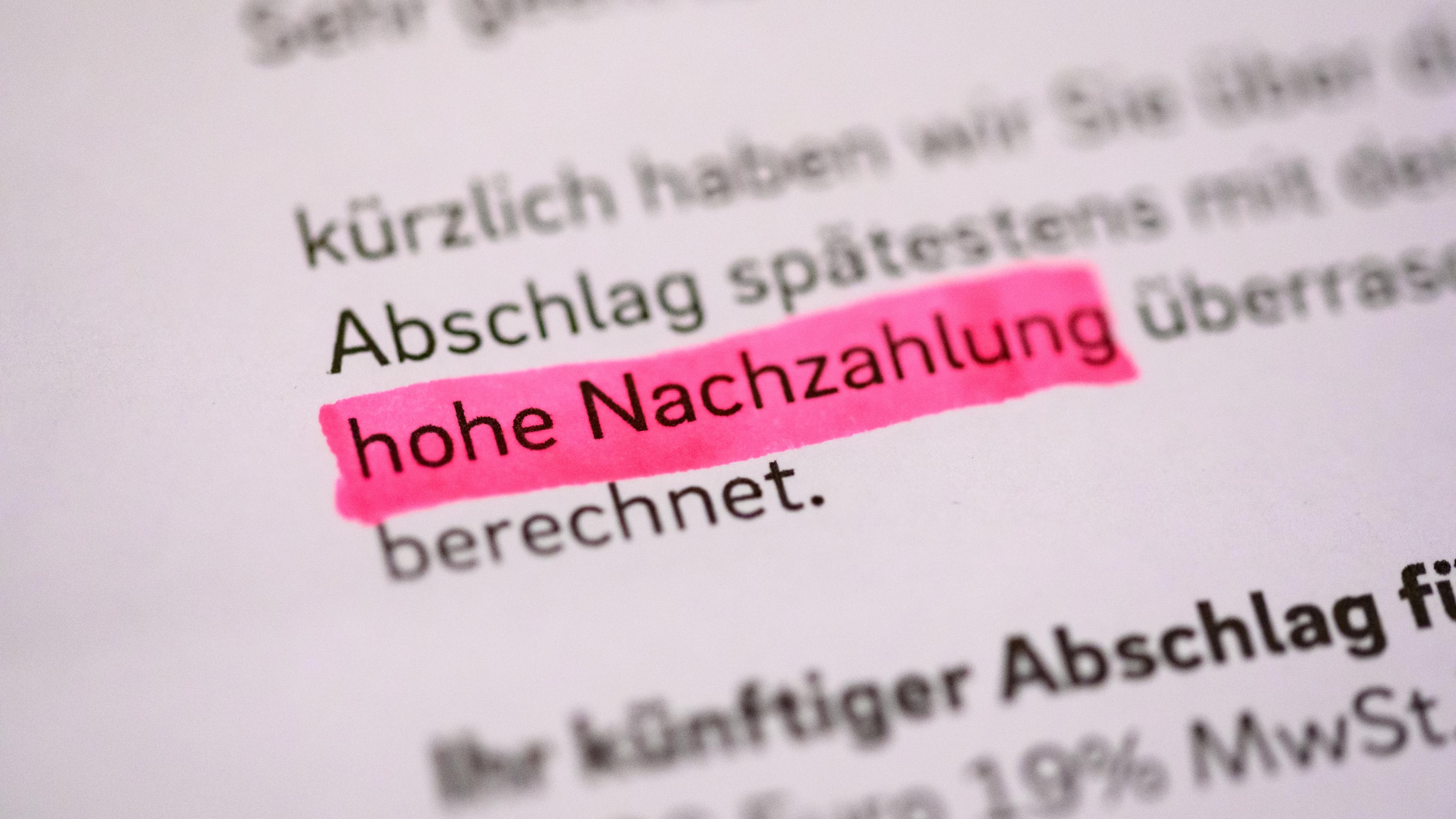 Hamburg: Die Wörter "hohe Nachzahlung" sind auf dem Brief eines Gasversorgers an seine Kunden zu lesen.