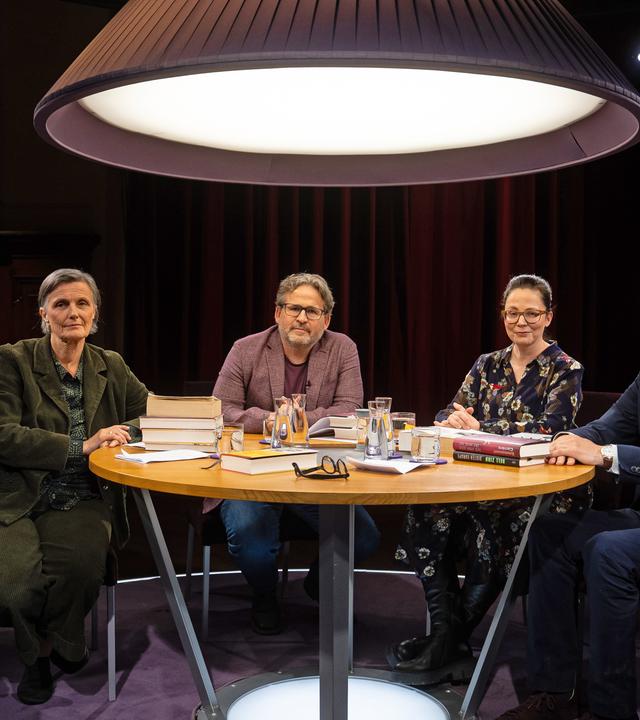 Iris Radisch, Wolfram Eilenberger, Gastgeberin Thea Dorn und Hilmar Klute am Tisch während der Aufzeichnung des Literarischen Quartetts am 16. Mai 2025 