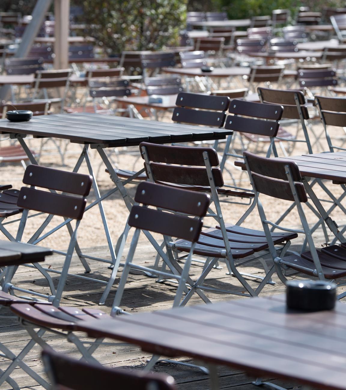 Sachsen, Dresden: Leere Tische und Stühle stehen in einem Biergarten. Archivbild