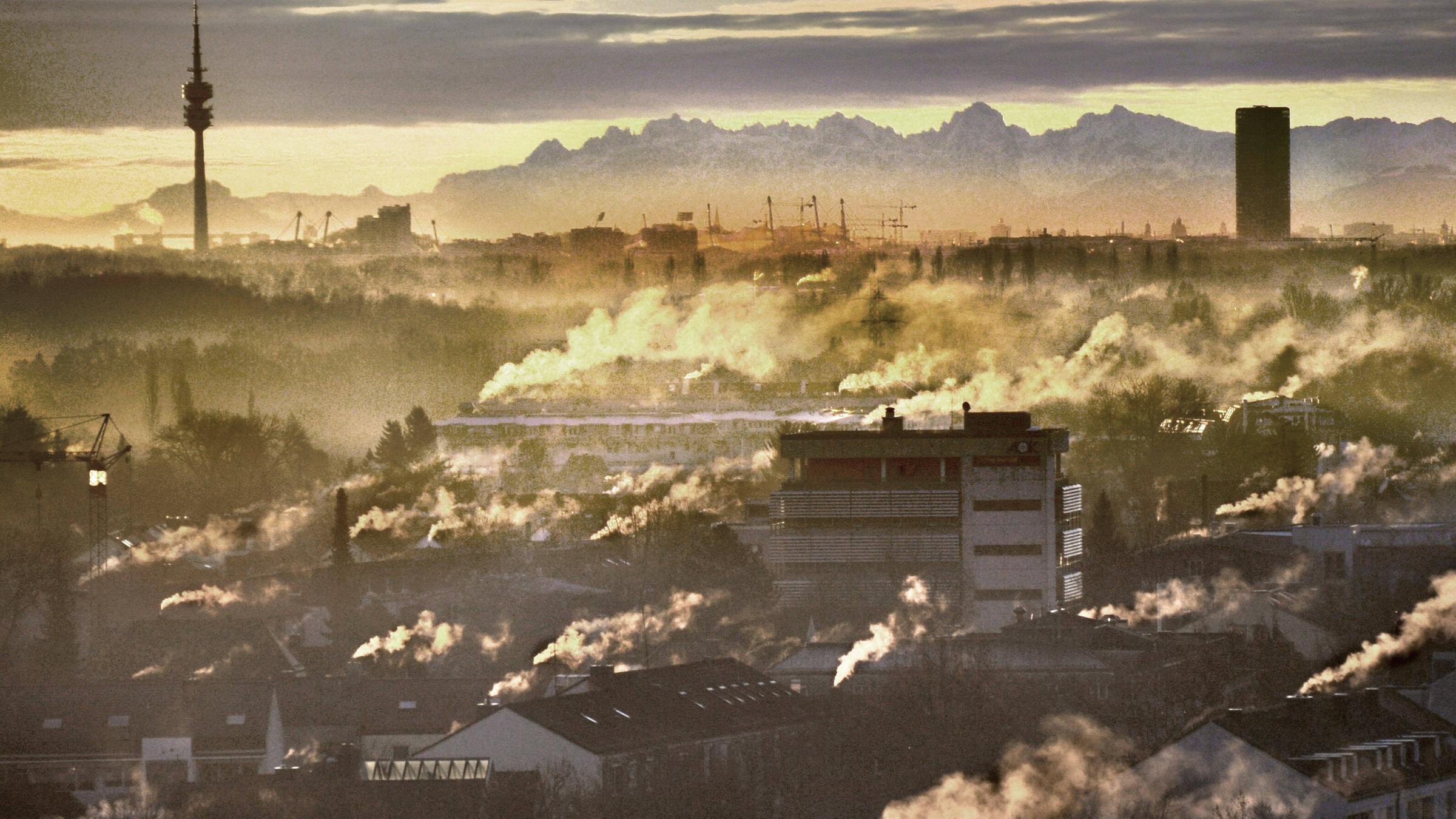 Archivbild: Rauchende Schronsteine, Smog über München