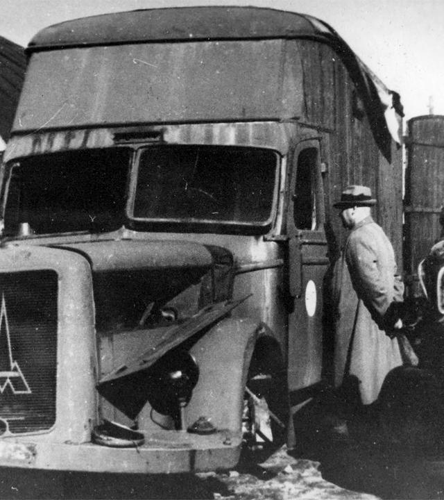 "Die Wahrheit über den Holocaust (4): Mordfabriken": Gaswagen in Chelmno, Polen.