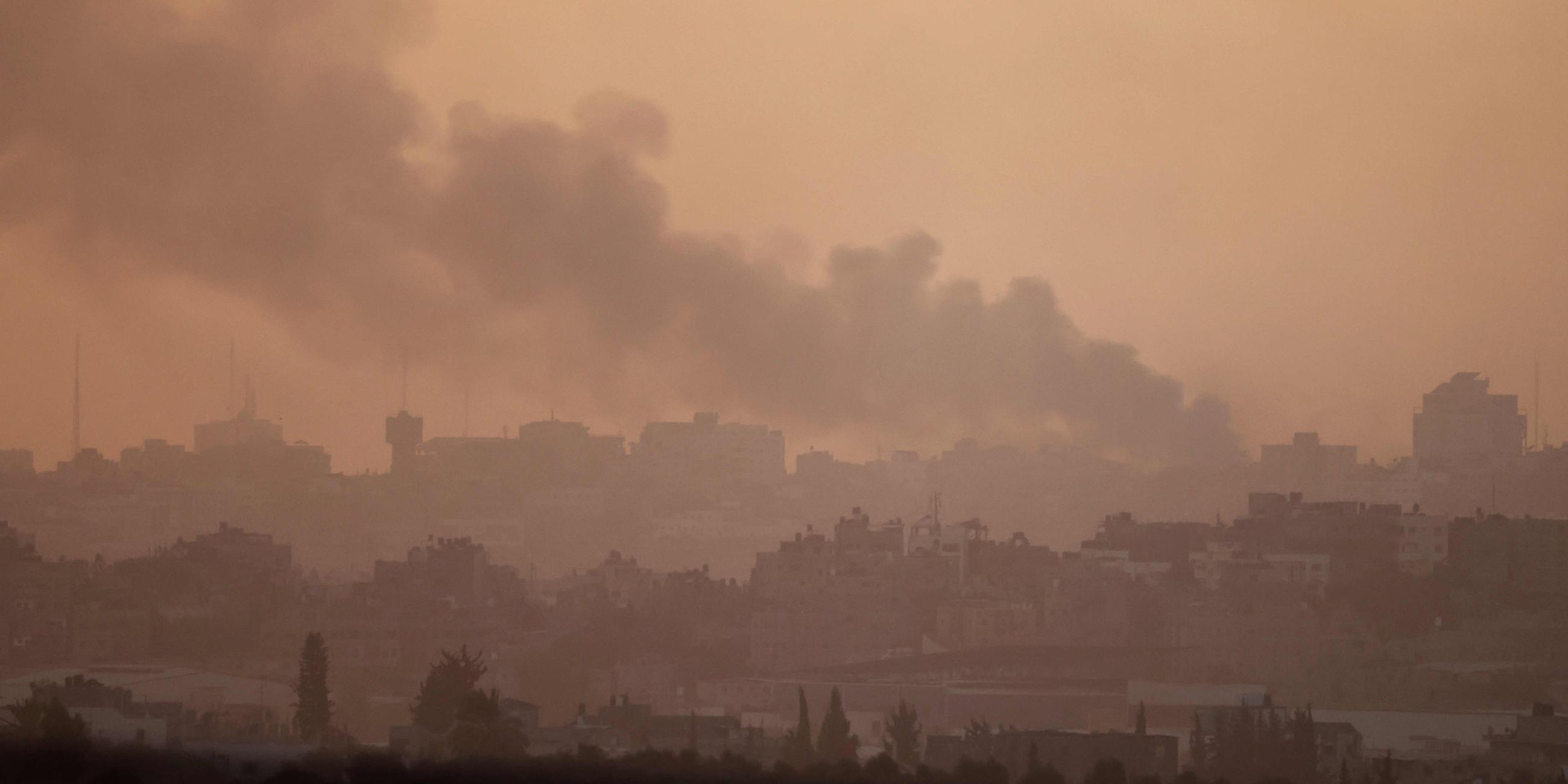 Rauch, der am 09.11.2023 aus dem Gazastreifen aufsteigt, während die Kämpfe zwischen den israelischen Streitkräften und der palästinensischen Hamas-Bewegung andauern.