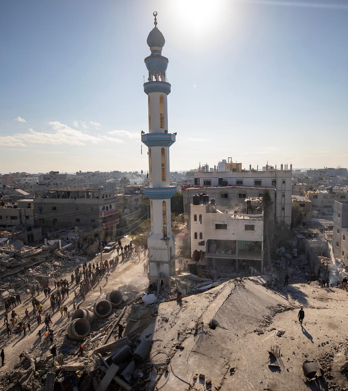 Palästinenser inspizieren die Trümmer der Al-Farouq-Moschee nach einem israelischen Luftangriff im Flüchtlingslager Rafah im südlichen Gazastreifen, 22.02.2024.