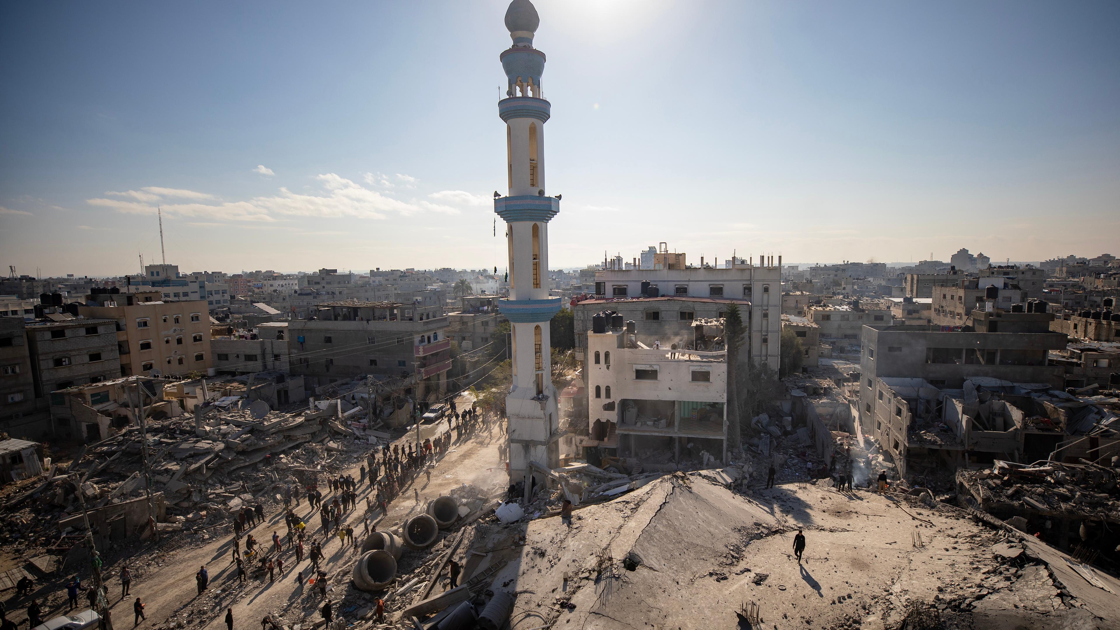 Palästinenser inspizieren die Trümmer der Al-Farouq-Moschee nach einem israelischen Luftangriff im Flüchtlingslager Rafah im südlichen Gazastreifen, 22.02.2024.