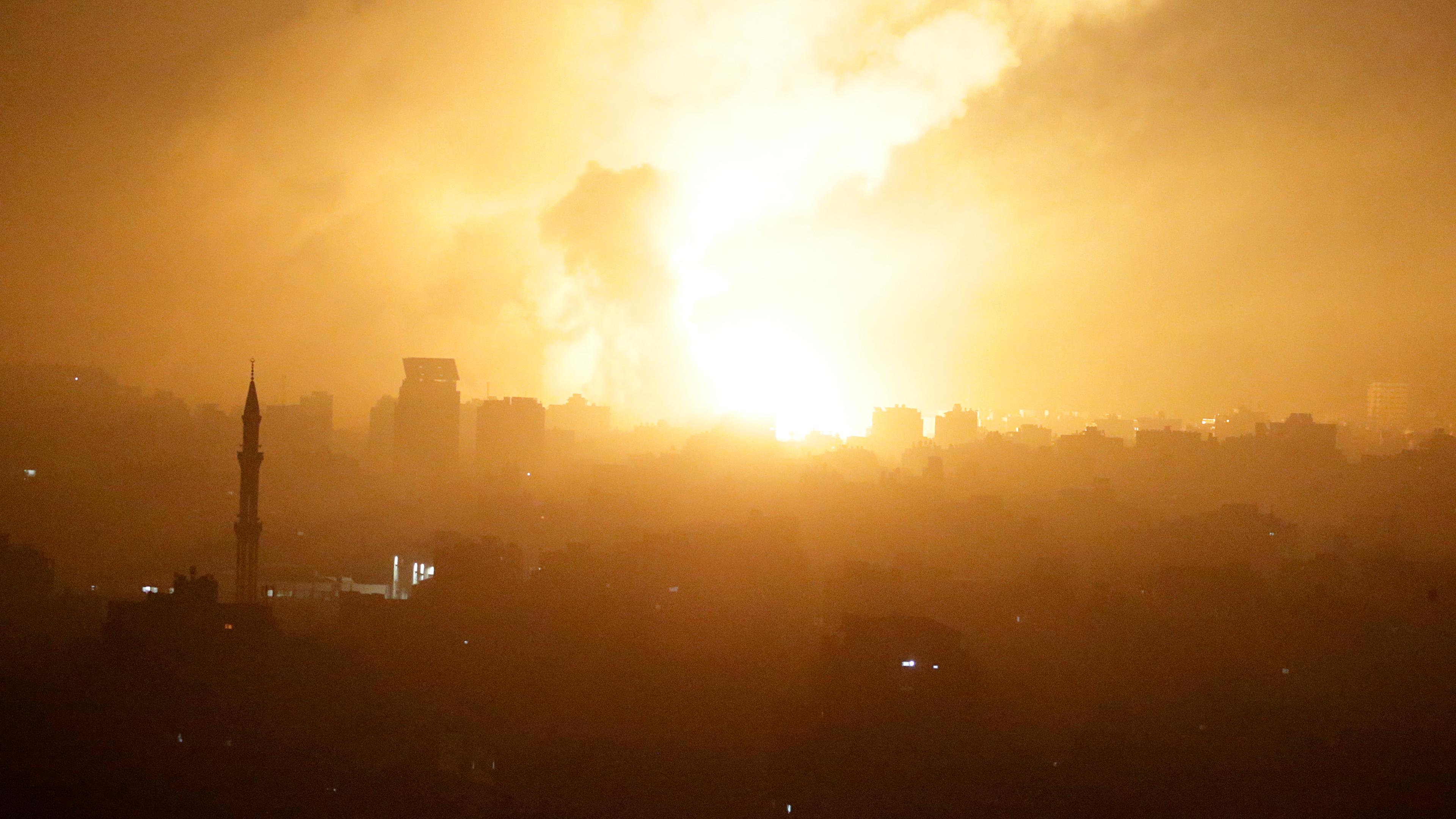 Ein israelischer Raketenangriff erhellt den Nachthimmel über dem Gazastreifen.