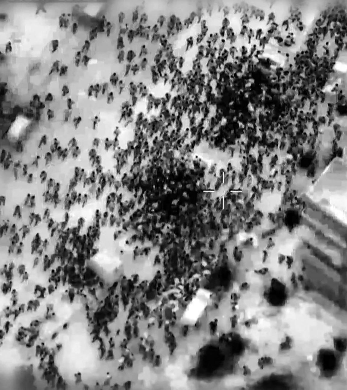 Ein Bild aus einem Israelischen Handout-Video, das laut israelischer Armee Menschen zeigt, die sich um einen Hilfstruck sammeln