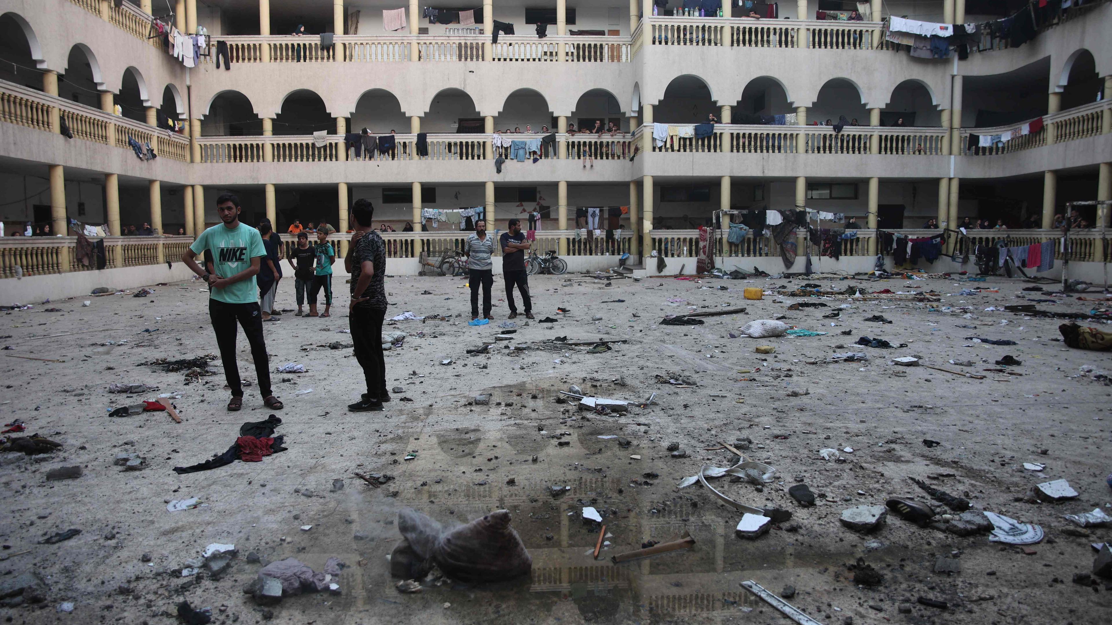 Zerstörte Schule, die von Palästinensern als Notunterkunft verwendet wurde
