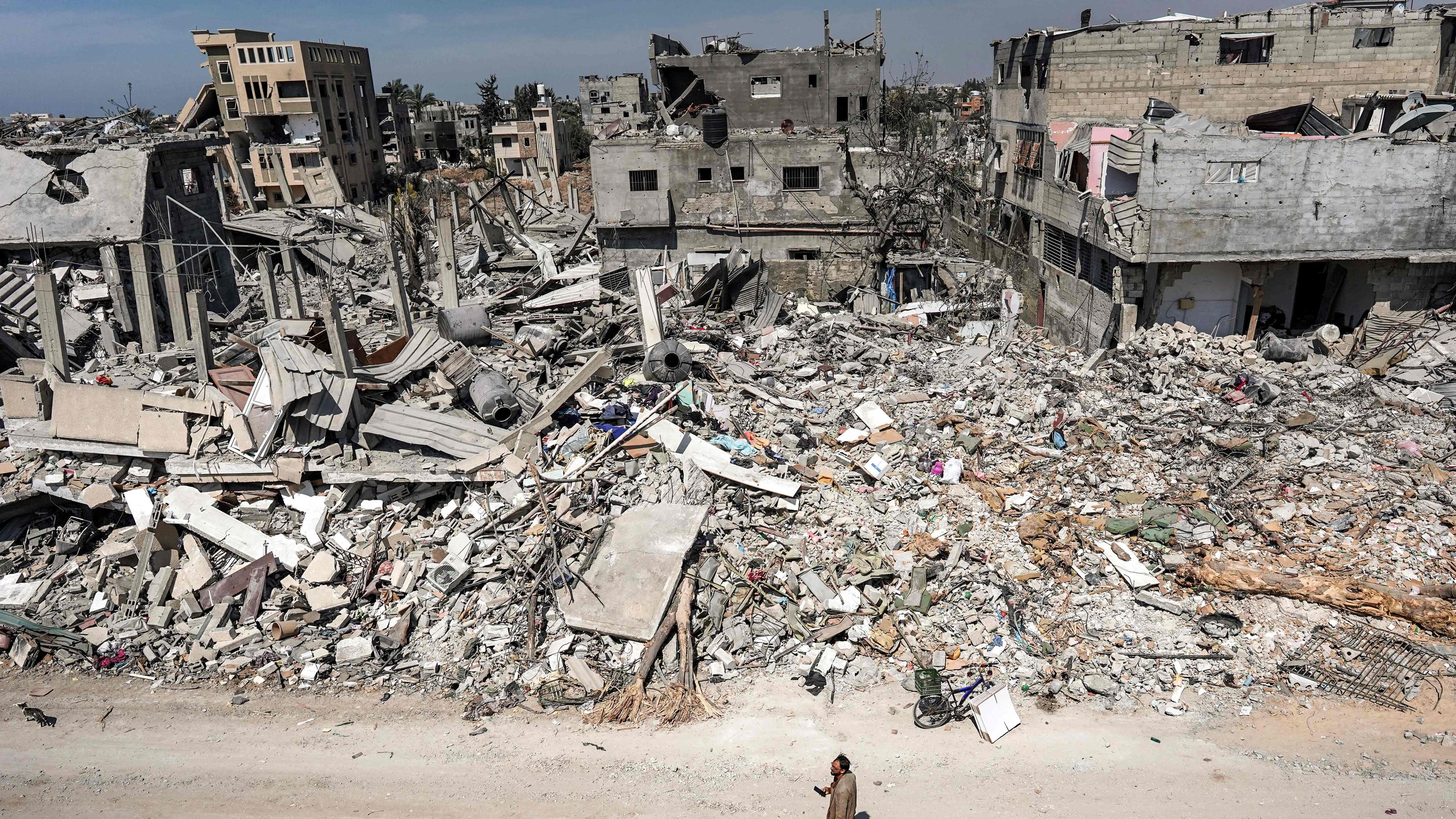 Archiv, 07.04.2024: Ein Mann geht an den Trümmern eines zerstörten Gebäudes in Chan Junis vorbei, nachdem Israel seine Bodentruppen aus dem südlichen Gazastreifen abgezogen hat.