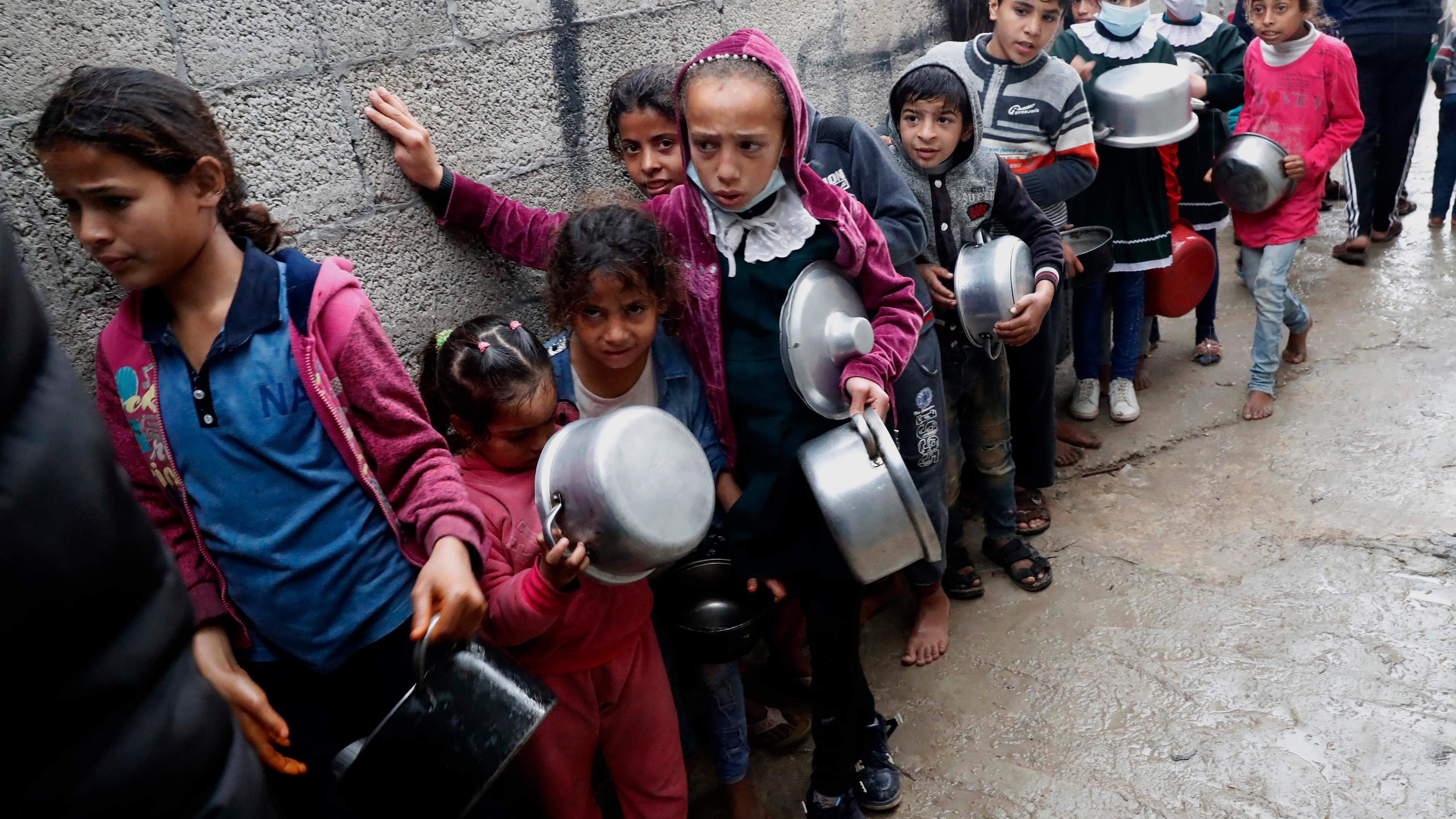 Gaza City: Palästinensische Kinder stehen Schlange um eine kostenlose Mahlzeit zu erhalten 