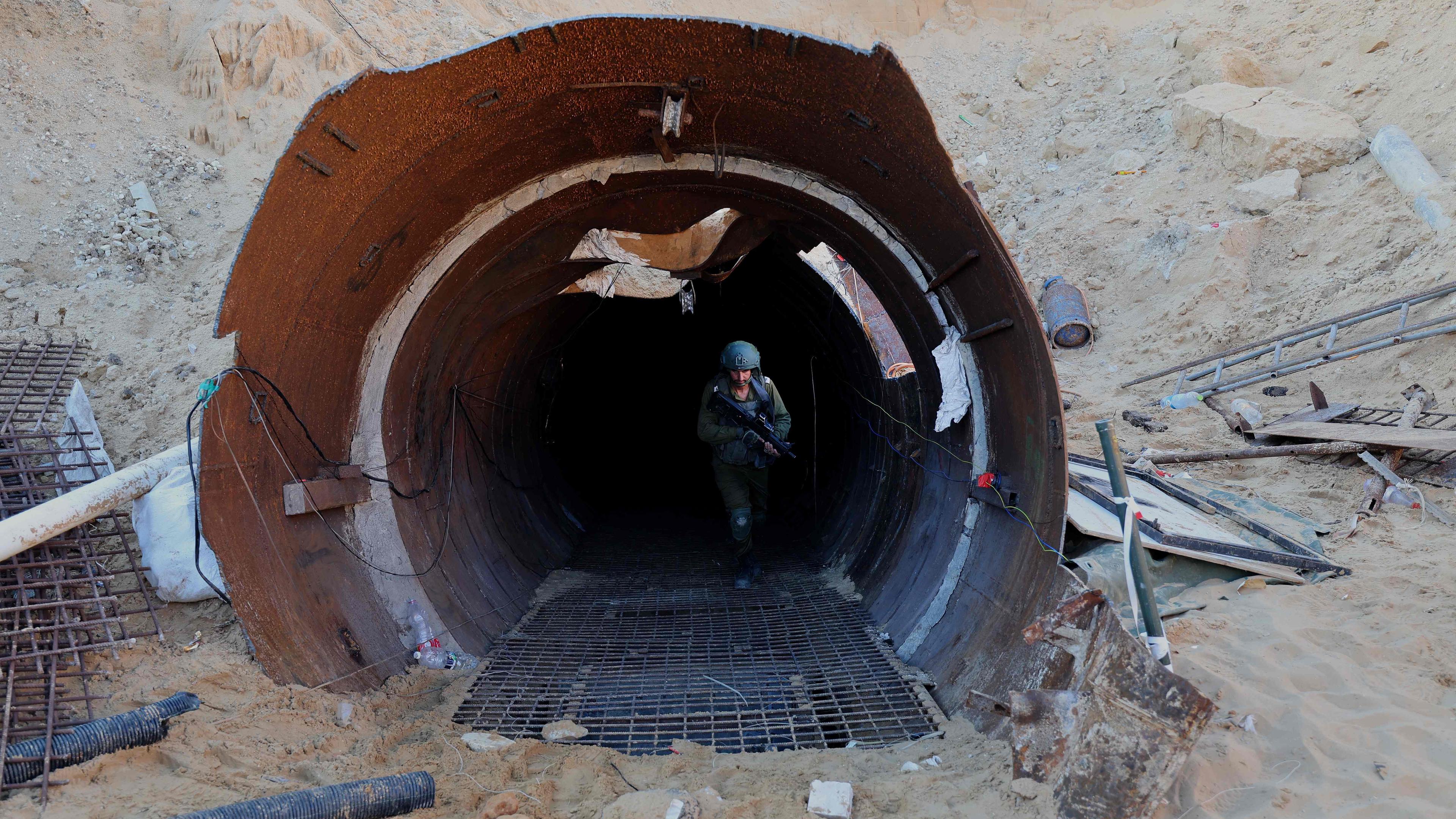 Ein israelischer Soldat erkundet einen Hamas-Tunnel in Gaza.
