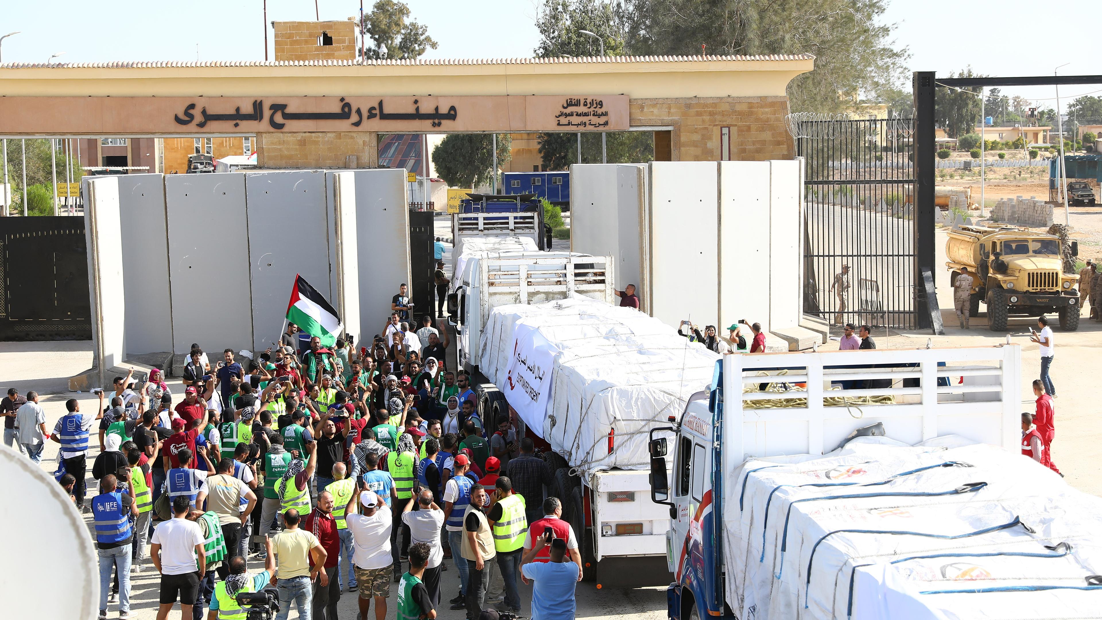 Lastwagen mit Hilfsgütern im Gazastreifen, Menschen stehen drumherum