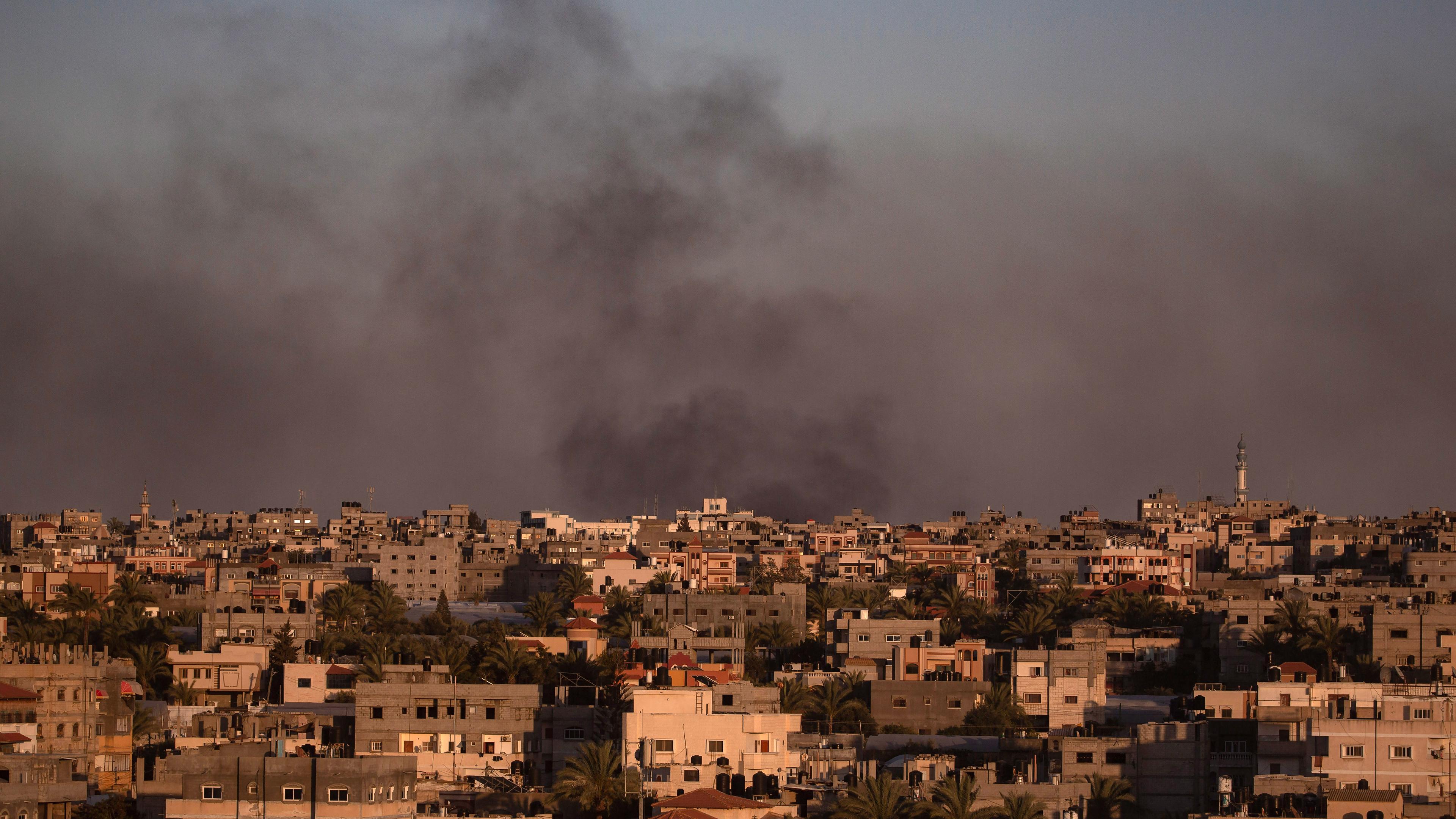 Rauch steigt über Rafah im Gazastreifen auf. 