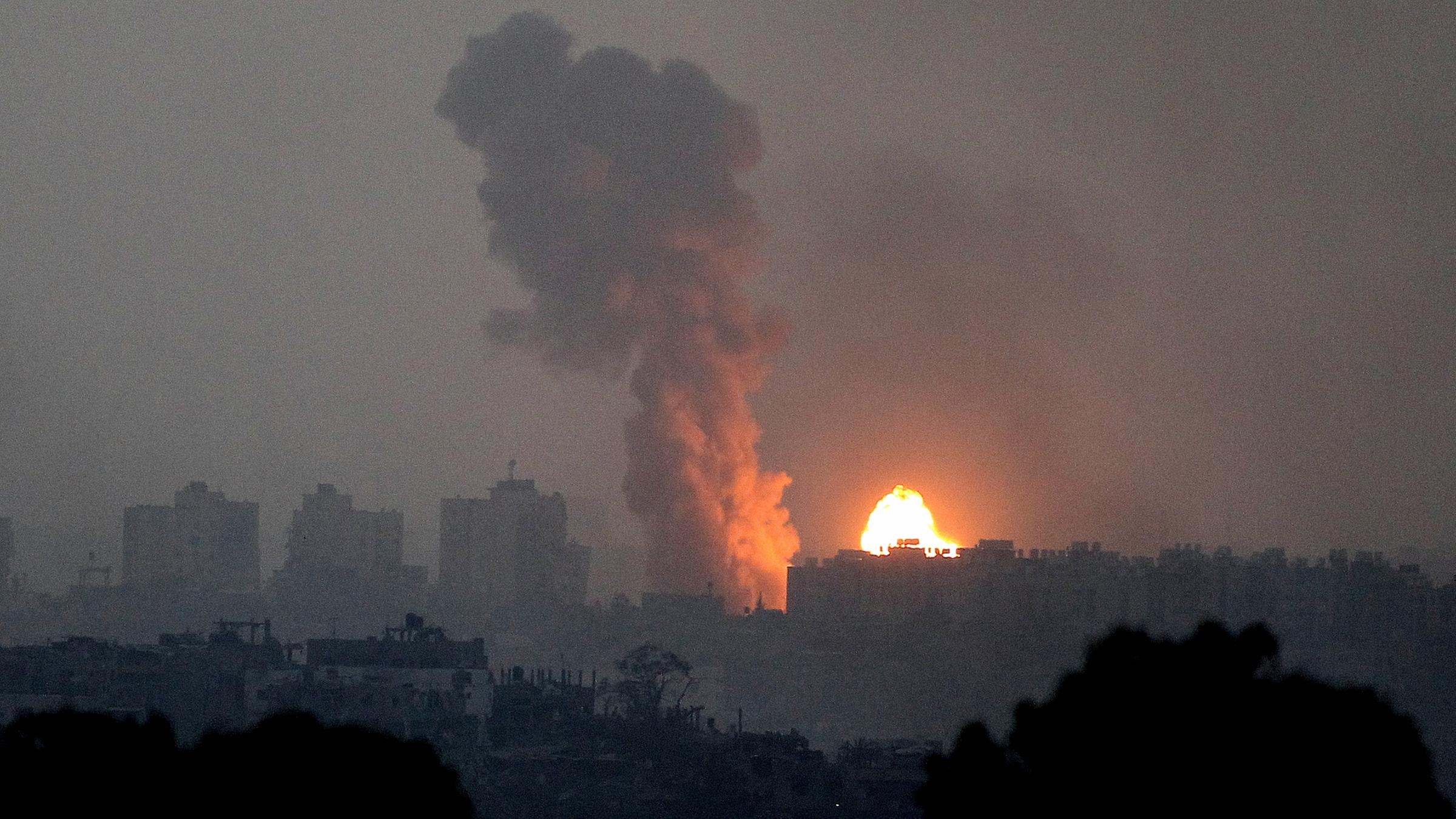 Feuer und Rauch steigen nach einem Luftangriff im Gazastreifen auf, vom Süden Israels aus gesehen, Samstag, 28. Oktober 2023.