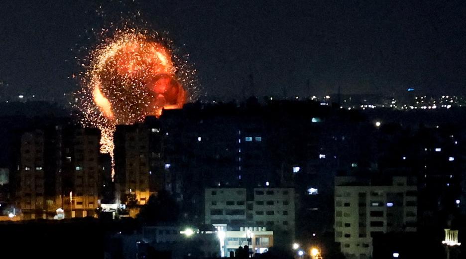 Eine Explosion beim Gegenangriff von Israel auf den Gazastreifen.