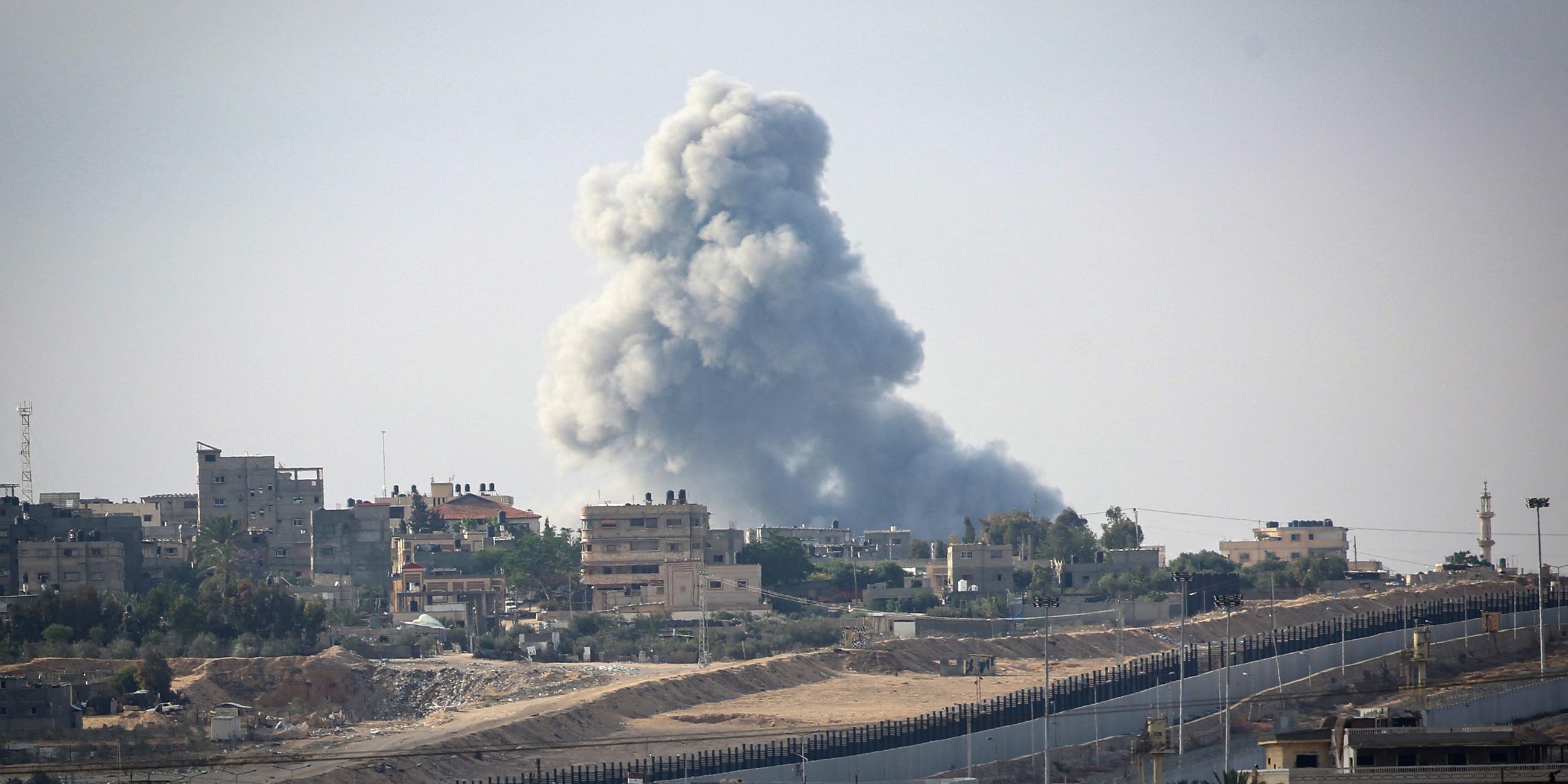 Rauch steigt während israelischer Angriffe im Osten von Rafah im südlichen Gazastreifen am 13. Mai 2024 auf.