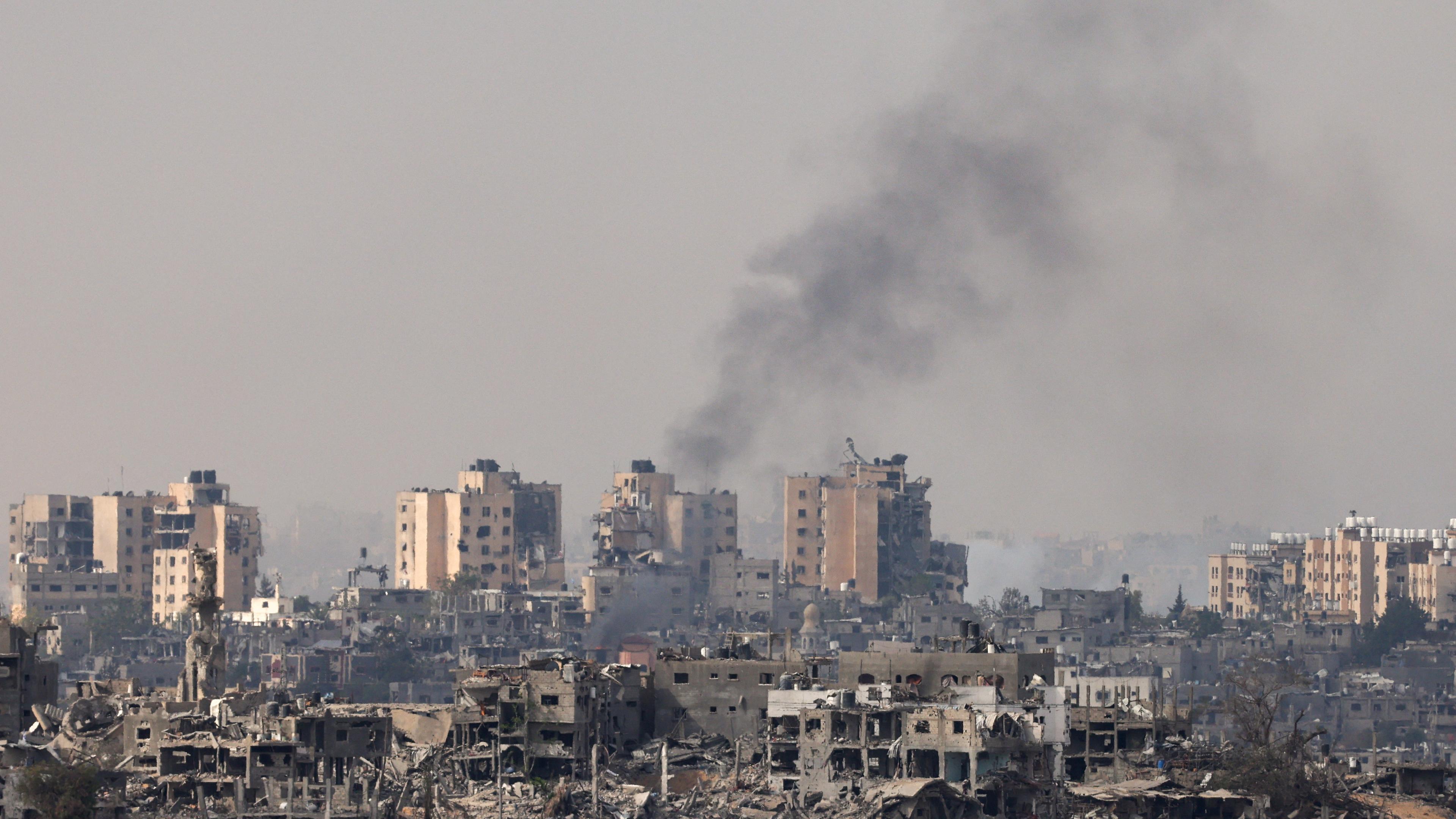 Rauch über der Gaza-Stadt steigt auf