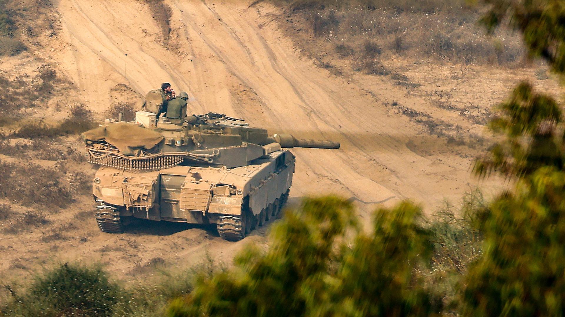 Ein Panzer patrouilliert am Gazastreifen.