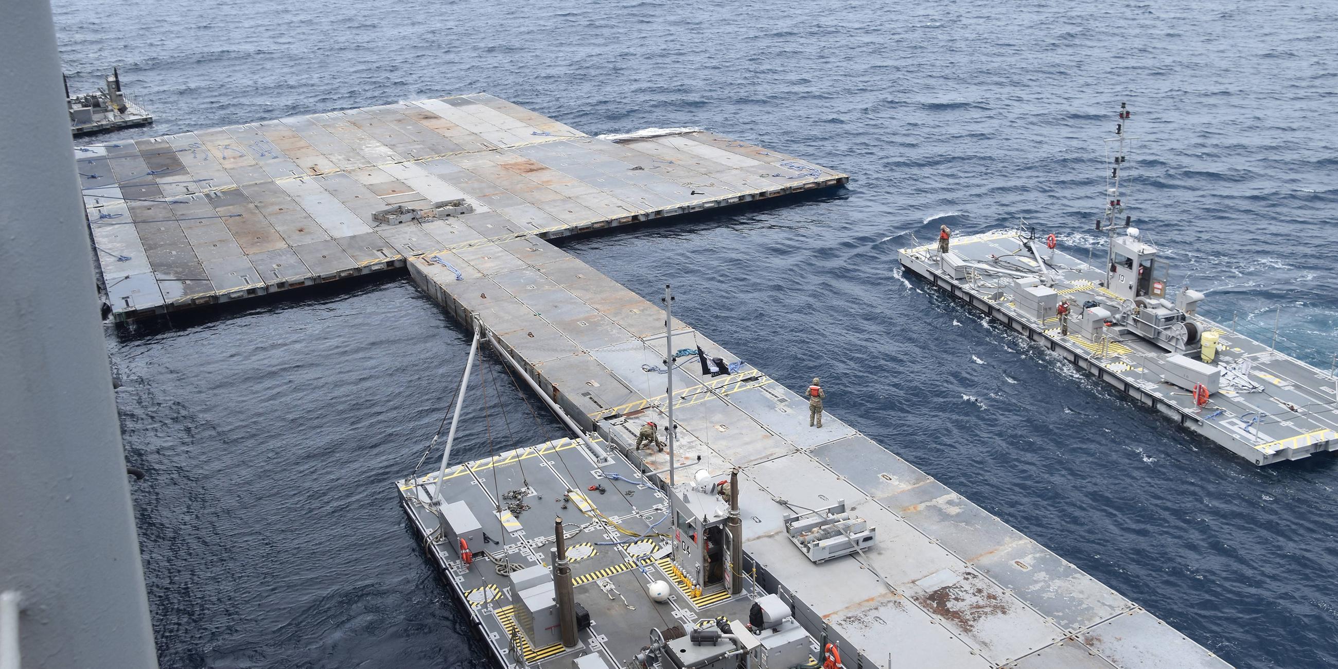 Schwimmende Anlegestelle zur Bereitstellung humanitärer Hilfe für die Menschen im Gazastreifen