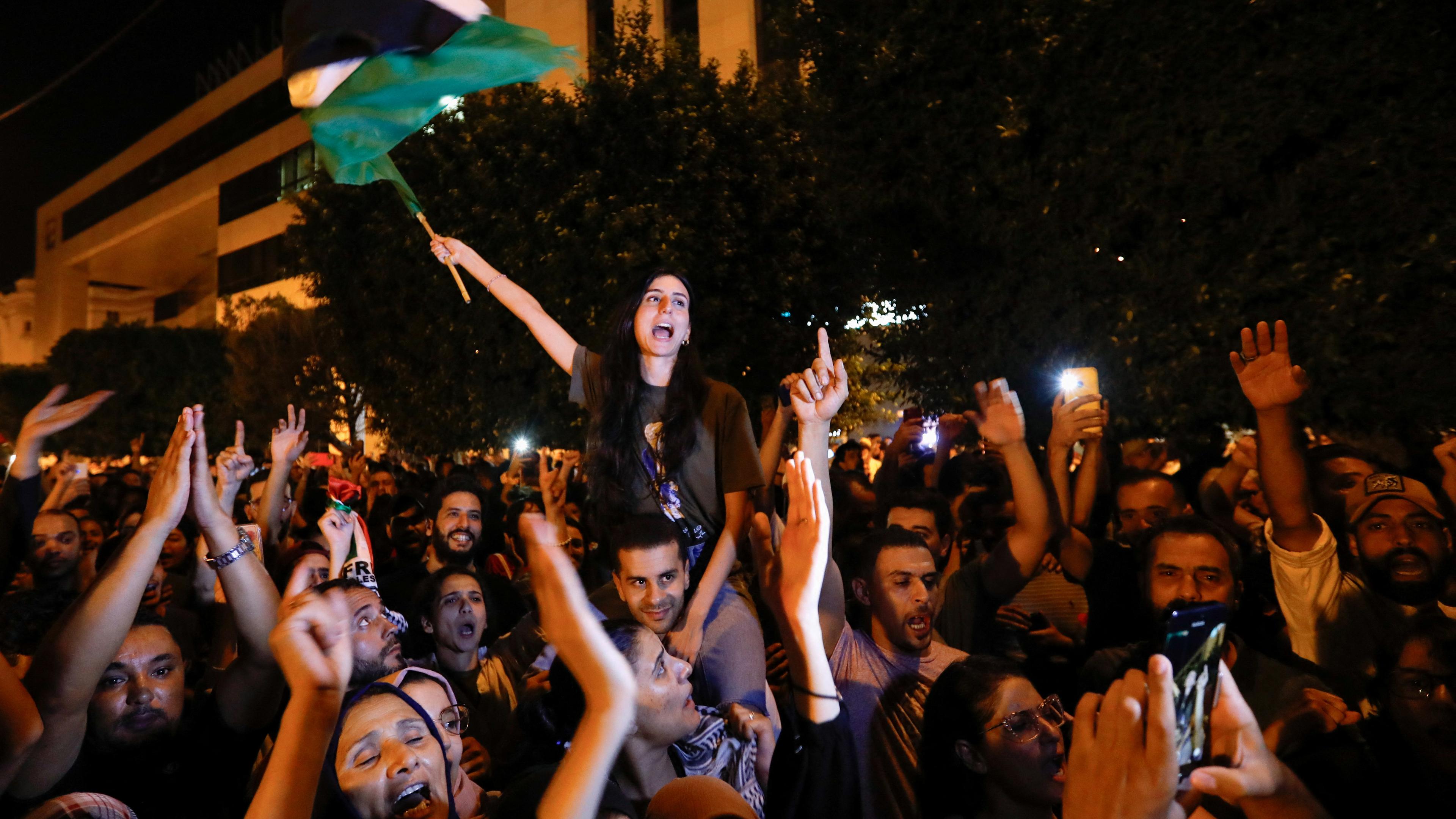 Teilnehmer von Protesten gegen den jüngsten Angriff Israels auf ein Krankenhaus in Gaza vor der französischen Botschaft in Tunis.
