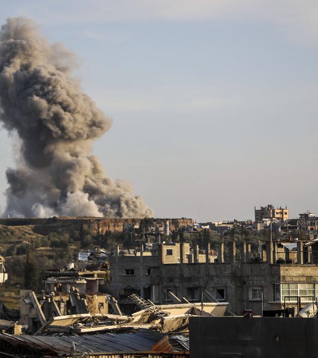 Rauch steigt nach einem israelischen Luftangriff in Gaza hervor.