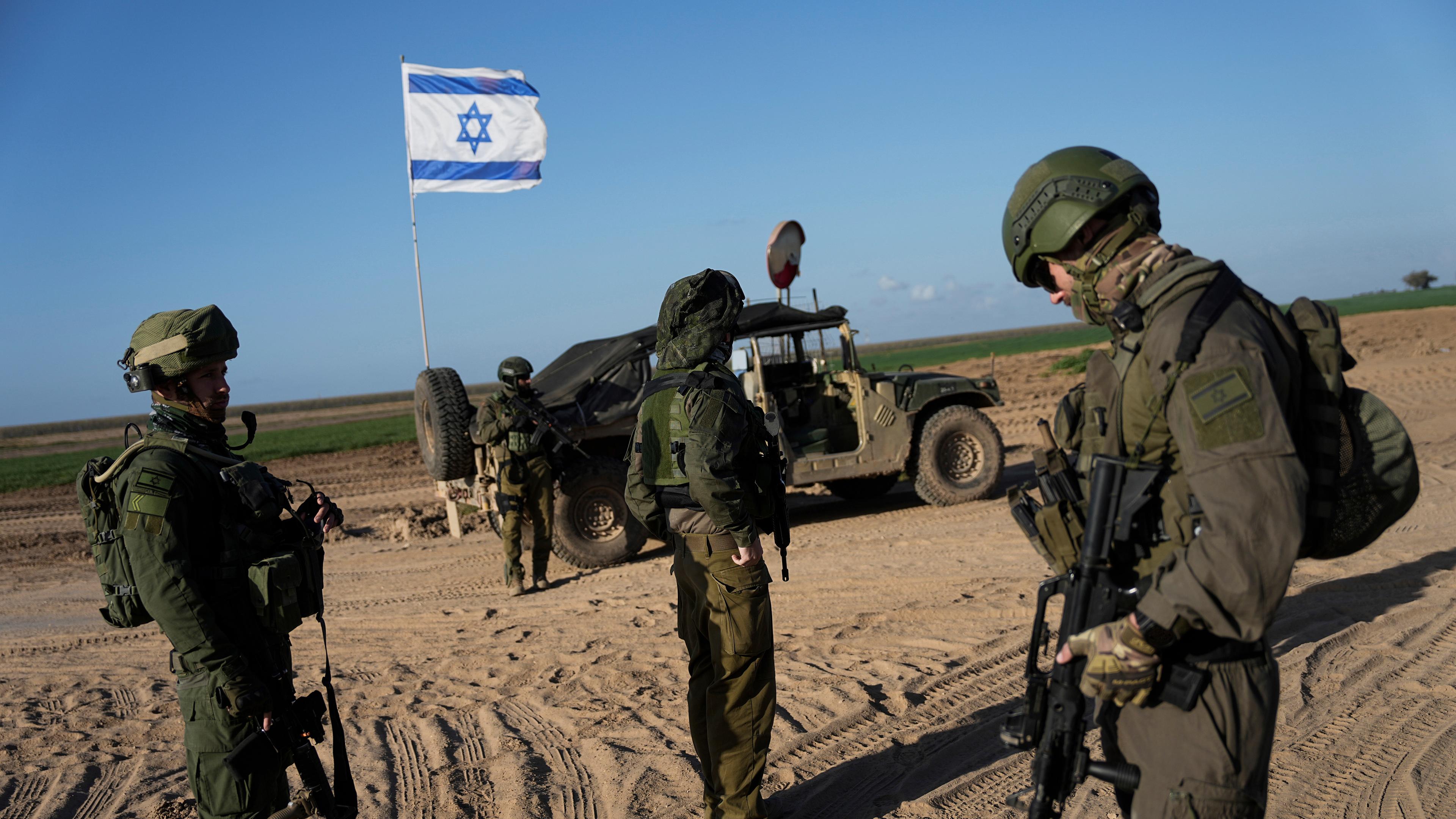 Israelische Soldaten stehen in der Nähe der Grenze zum Gazastreifen