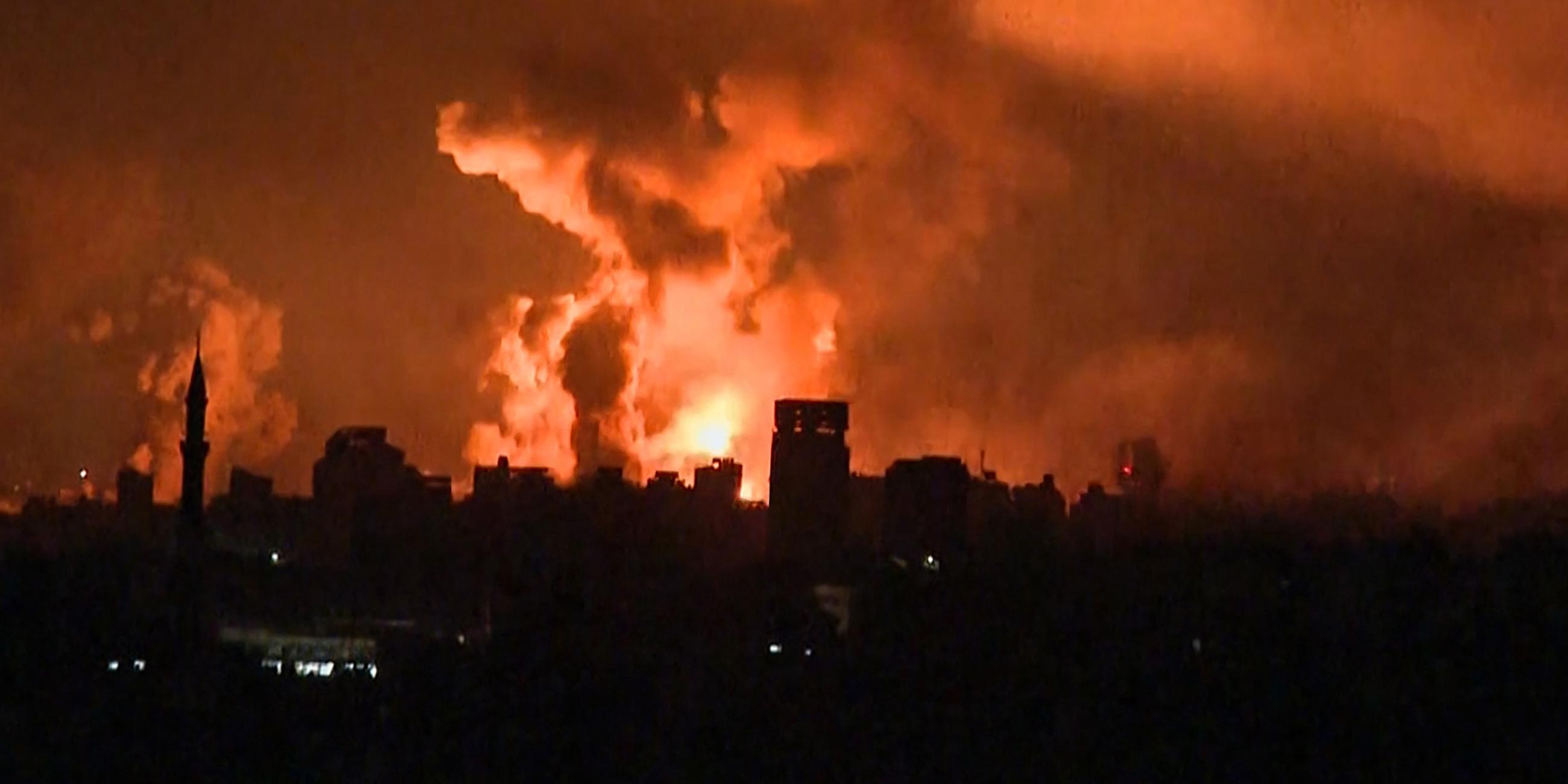 Dieses Bild aus einer AFP-Fernsehsendung zeigt Feuerbälle, die während eines israelischen Angriffs am 27.10.2023 über Gaza-Stadt aufsteigen