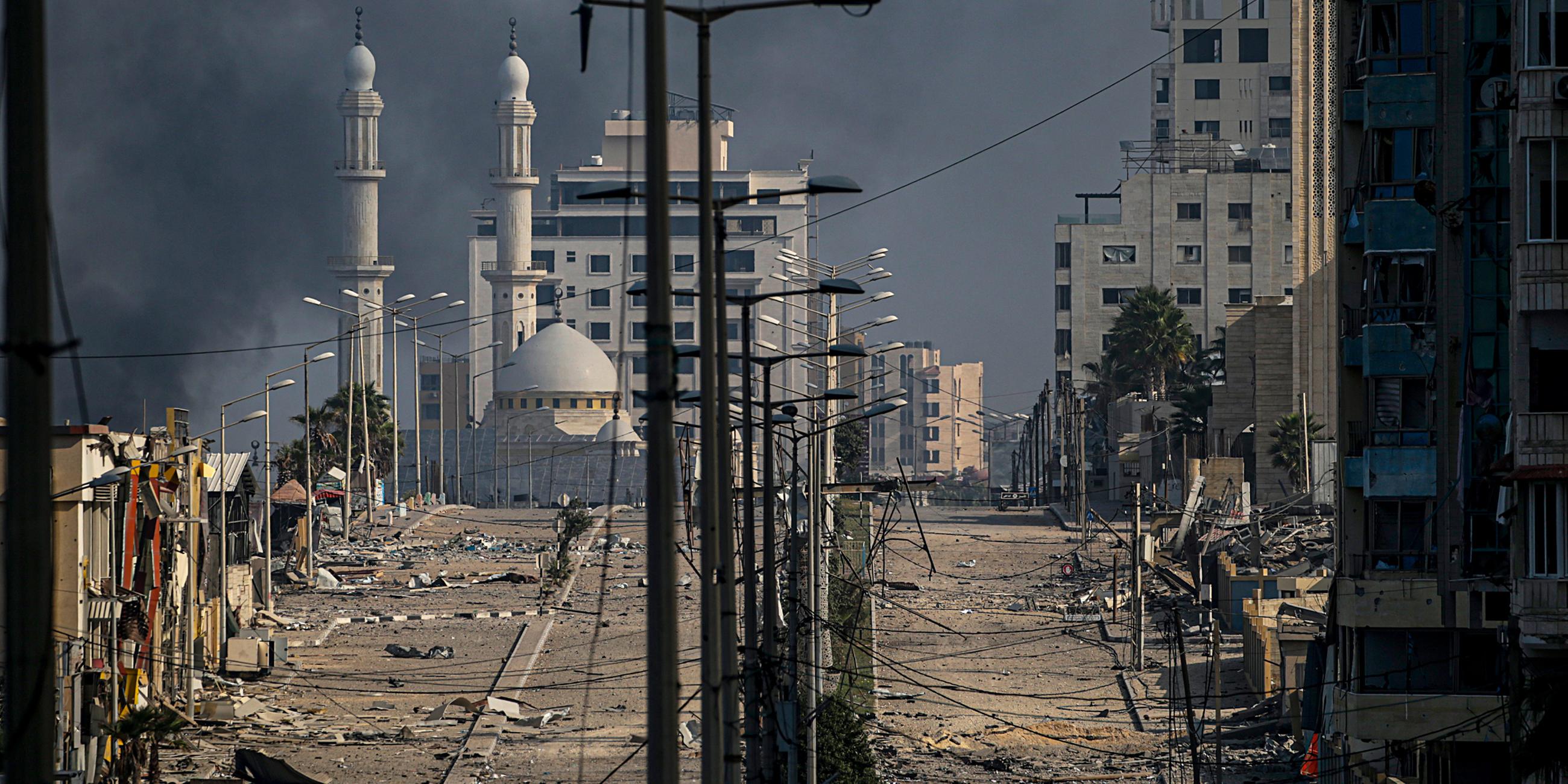 Gesamtansicht von Trümmern in einer verlassenen Straße nach israelischen Luftangriffen in Gaza-Stadt, 02.11.2023. 